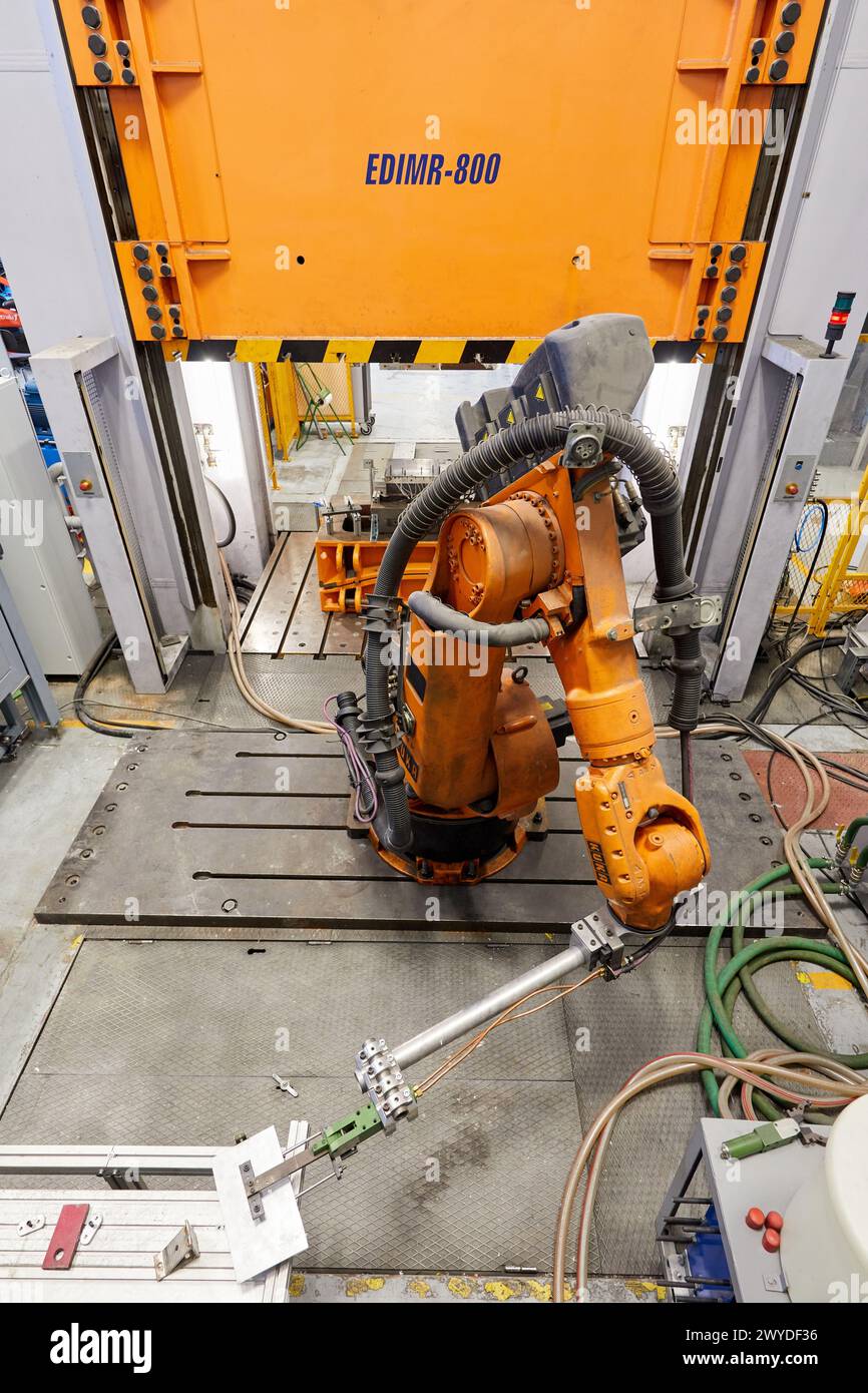 Robot che introduce i materiali nel forno e li porta successivamente alla pressa, alla cella di stampaggio a caldo, all'unità industriale, all'industria automobilistica, al centro tecnologico, Tecnalia Research & Innovation, Derio, Bizkaia, Paesi Baschi, Spagna. Foto Stock