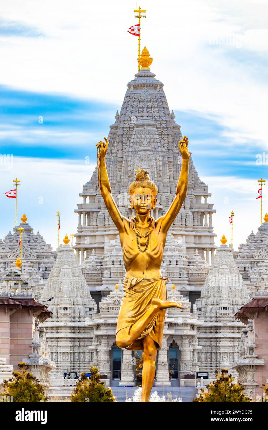 Statua di Nilkanth Varni con tempio Akshardham Mahamandir sul retro a BAPS New Jersey, Stati Uniti Foto Stock