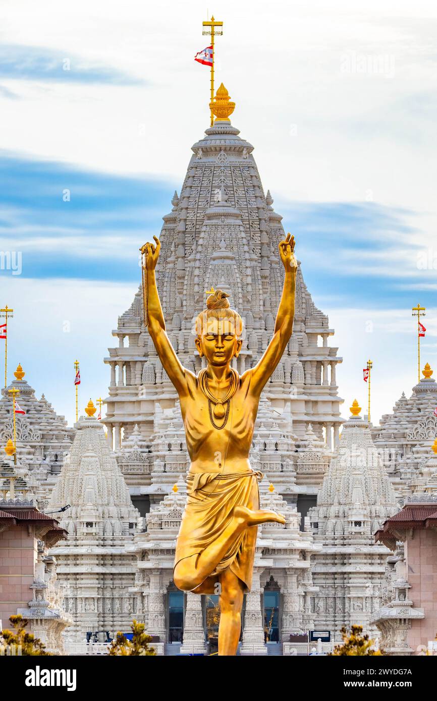 Statua di Nilkanth Varni con tempio Akshardham Mahamandir sul retro a BAPS New Jersey, Stati Uniti Foto Stock