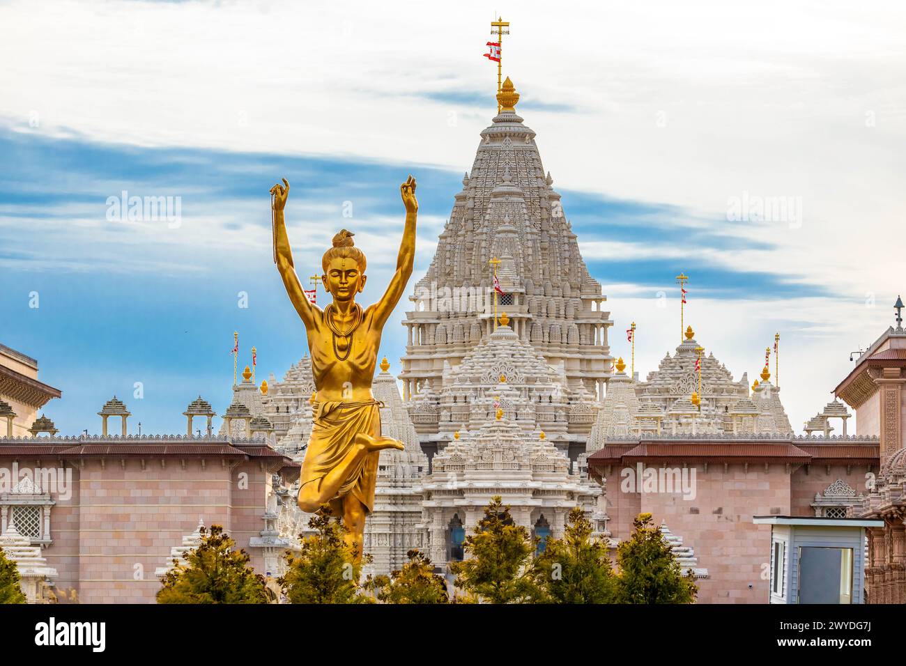 Statua di Nilkanth Varni con tempio Akshardham Mahamandir sul retro a BAPS New Jersey, Stati Uniti Foto Stock