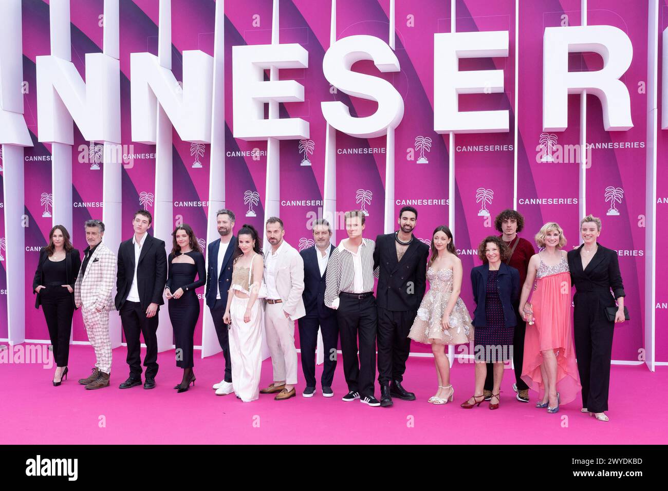 Cannes, Francia. 23 marzo 2024. Vanessa Demouy, Stephane Blancafort, Loan Becmont, Julie Sassoust, Emmanuel Moire, Guest, Franck Monsigny, Farouk Bermouga, Hector Langevin, Joakim Latzko, Zoai Severin, Sylvie Flepp, Tim Rousseau, ospite e Agathe de la Boulaye partecipano alla cerimonia di apertura durante il 7° Festival Internazionale di Canneseries il 5 aprile 2024 a Cannes, Francia. Foto di David NIVIERE/ABACAPRESS.COM credito: Abaca Press/Alamy Live News Foto Stock