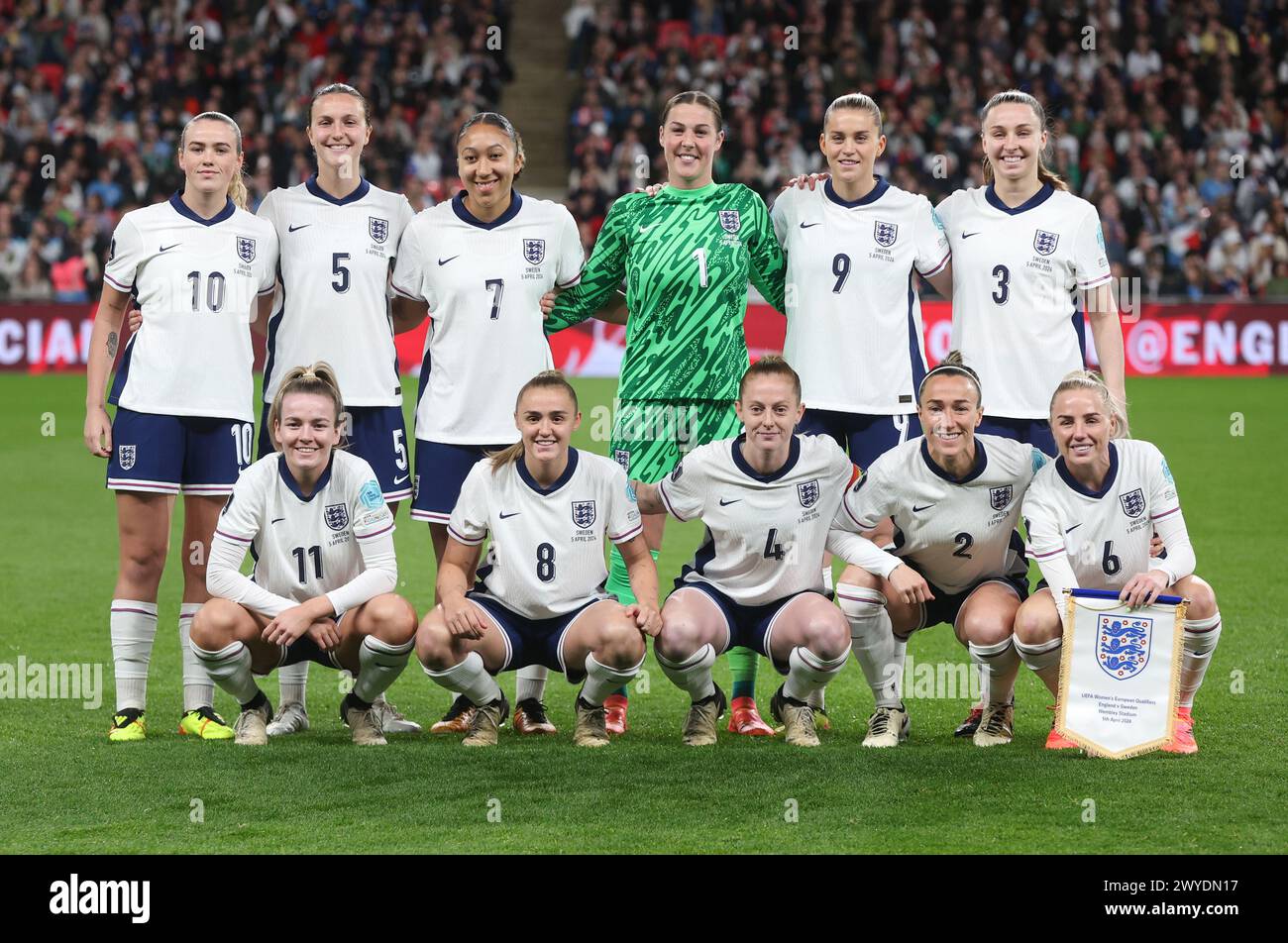 Inghilterra prima del calcio d'inizio fila: L-R Grace Clinton (Tottenham Hotspur in prestito dal Manchester United) dell'Inghilterra donne Lotte Wubben-May (Arsenale) dell'Inghilterra donne Lauren James Mary Earps (Manchester United) dell'Inghilterra donne Alessia Russo (Manchester United) dell'Inghilterra donne e Niamh Charles. Prima fila:- L-R Lauren Hemp (Manchester City) dell'Inghilterra Women Georgia Stanway (Bayern Monaco) dell'Inghilterra Women Keira Walsh (Barcellona) dell'Inghilterra Women Lucy Bronze (Barcellona) dell'Inghilterra Women e Alex Greenwood (Manchester City) dell'Inghilterra Women. Durante la partita di qualificazione del Campionato europeo femminile BE Foto Stock