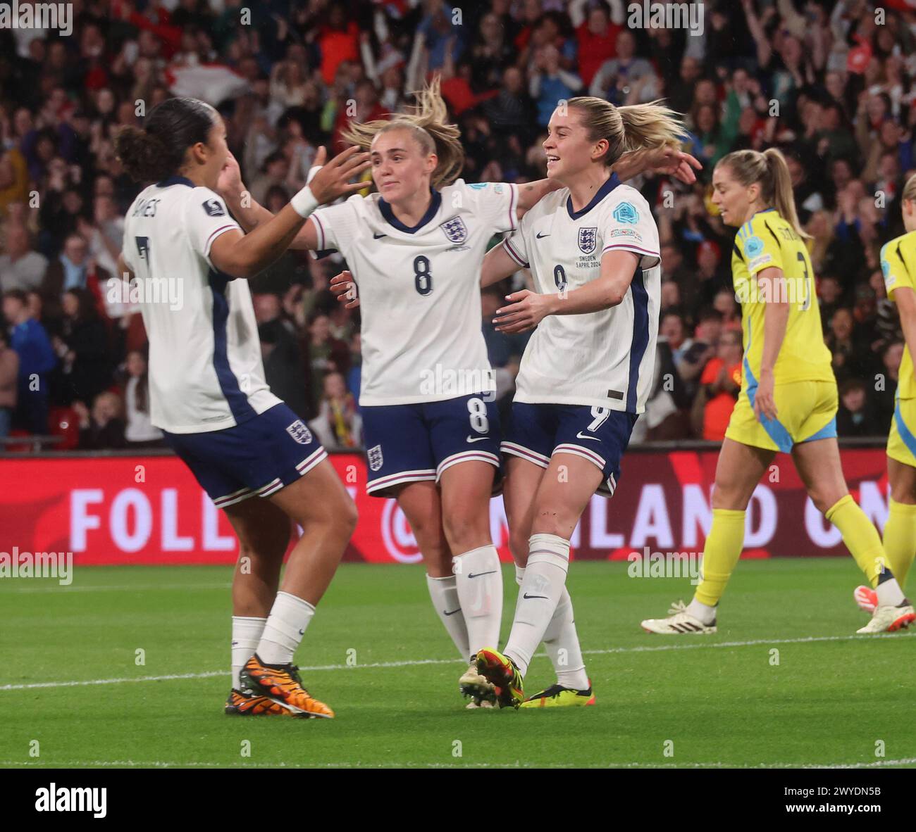 Londra, Regno Unito. 5 aprile 2024. Alessia Russo (Manchester United) dell'Inghilterra donne festeggia il suo gol con Lauren James e Georgia Stanway (Bayern Monaco) dell'Inghilterra donne durante la partita di qualificazione al Campionato europeo femminile tra Inghilterra donne contro Svezia donne allo stadio Wembley di Londra il 5 aprile 2024 Credit: Action foto Sport/Alamy Live News Foto Stock