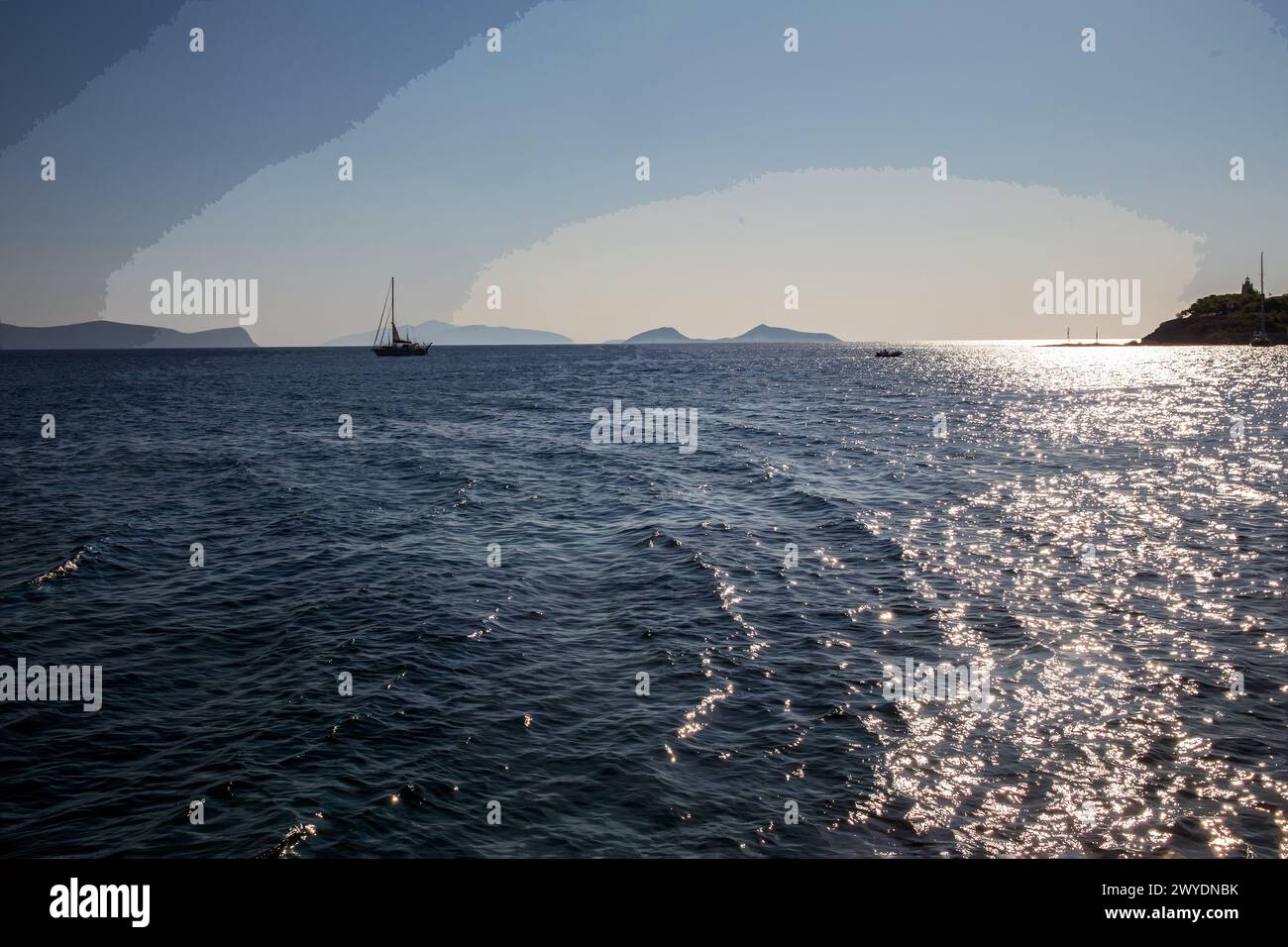 Stupenda vista estiva dall'incredibile isola di Spetses - altre isole greche e barche a vela e motoscafo: Luoghi fantastici per divertirsi nell'Europa meridionale Foto Stock