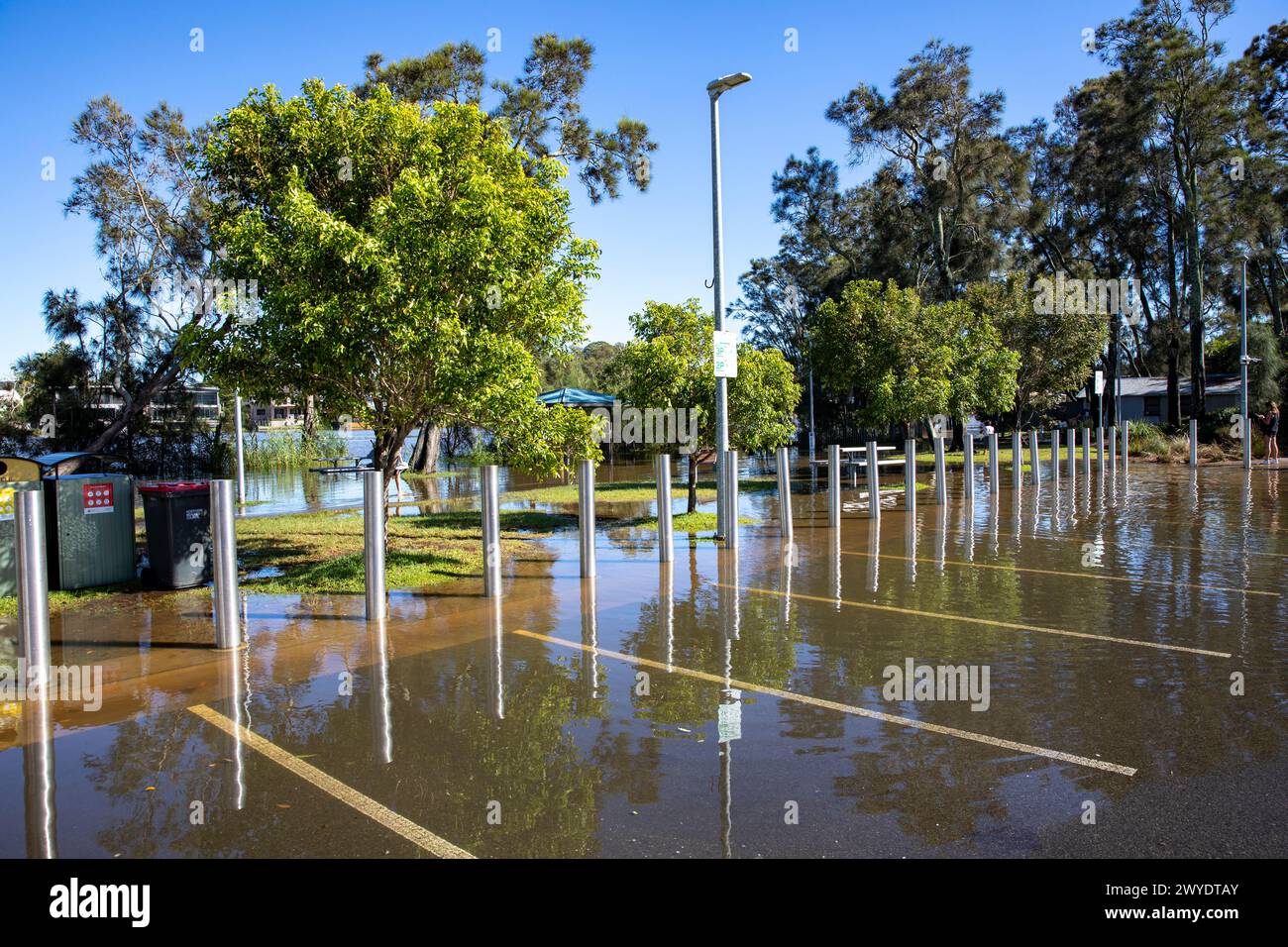 Sabato 6 aprile 2024. Sydney è stata colpita da un diluvio di pioggia nelle ultime 48 ore, con alcune aree, tra cui Penrith, che hanno ricevuto le piogge più pesanti di sempre, a Narrabeen i residenti intorno alla laguna di Narabeen, nella foto, sono stati invitati ad evacuare a causa dell'innalzamento del livello dell'acqua dal lago Narrabeen sulle spiagge settentrionali di Sydney. dove sono caduti oltre 150 mm di pioggia. Ci sono stati oltre 50 avvistamenti di inondazioni lungo i fiumi nel nuovo Galles del Sud e si prevede che la diga di Warragamba fuoriesca. Accreditate le notizie dal vivo di Martin Berry @alamy. Foto Stock