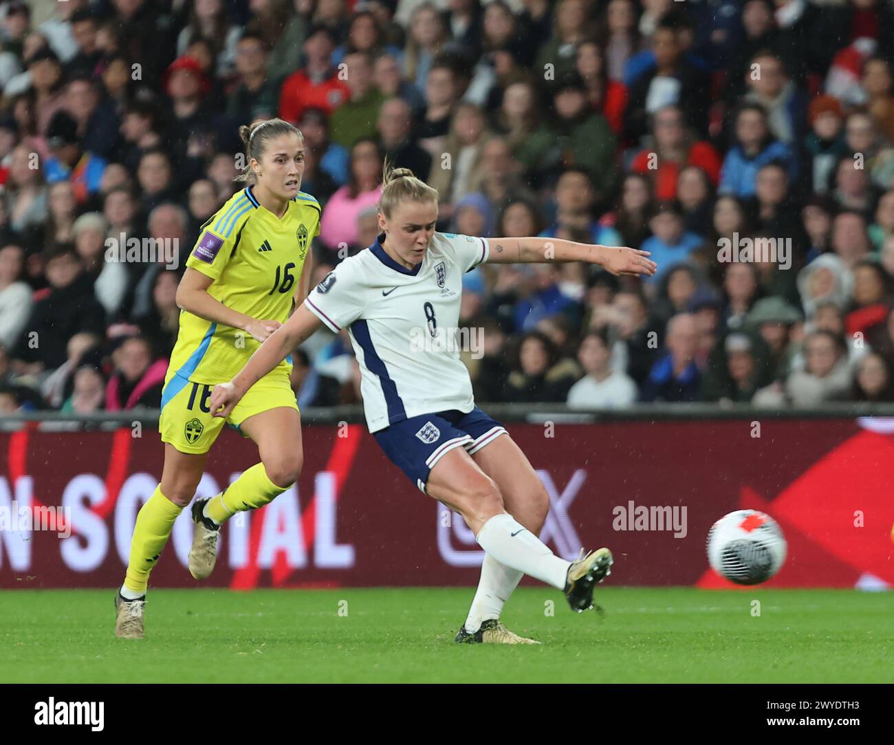 Londra, Regno Unito. 5 aprile 2024. Georgia Stanway (Bayern Monaco) d'Inghilterra le donne battono Filippa Angeldahl (Manchester City) di Svezia le donne durante la partita di qualificazione al Campionato europeo femminile tra Inghilterra donne contro Svezia allo stadio Wembley di Londra il 5 aprile 2024 Credit: Action foto Sport/Alamy Live News Foto Stock