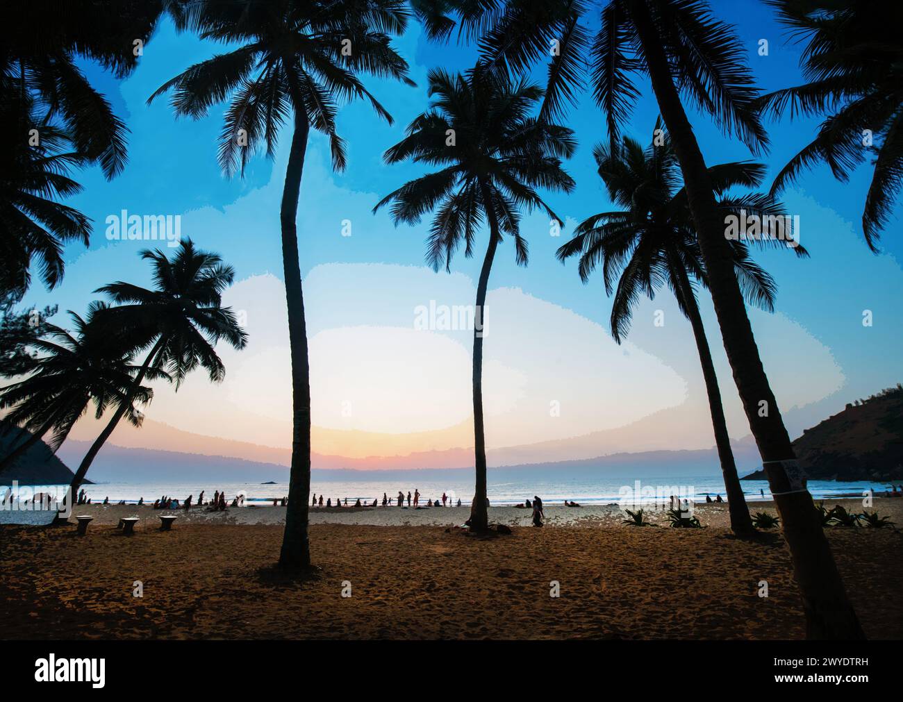 Incredibile tramonto (ora blu - crepuscolo) con sagome di palme e spiaggia e persone in lontananza. Tema restaurato nel sud dell'India a Goa (o Ka Foto Stock