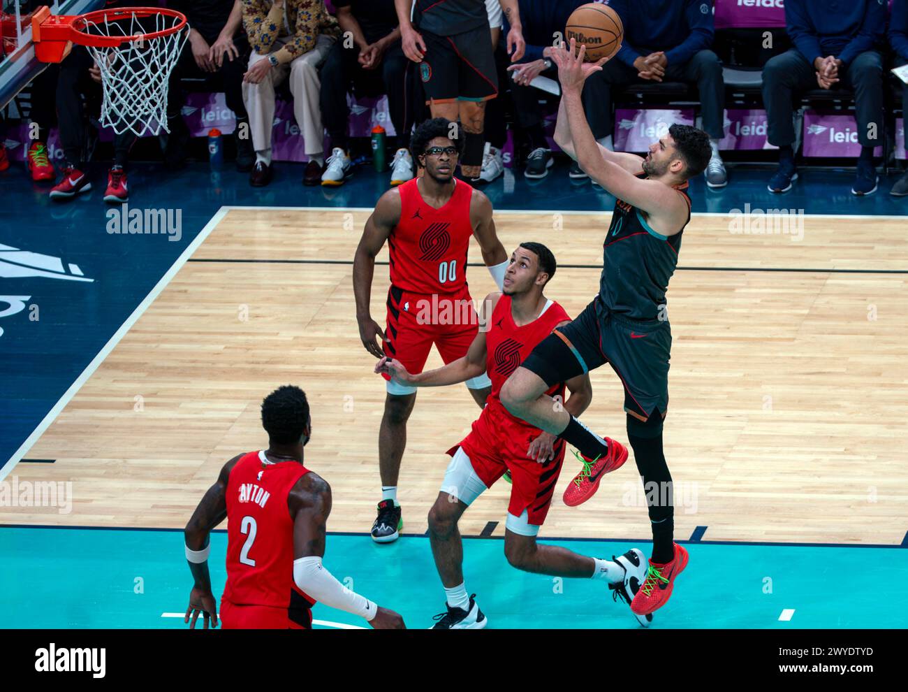 Washington, Stati Uniti. 5 aprile 2024. WASHINGTON, DC - 5 APRILE: L'attaccante dei Washington Wizards Tristan Vukcevic (00) in attesa di un tiro durante una partita NBA tra i Washington Wizards e i Portland Trail Blazers, il 5 aprile 2024, alla Capital One Arena di Washington, DC. (Foto di Tony Quinn/SipaUSA) credito: SIPA USA/Alamy Live News Foto Stock