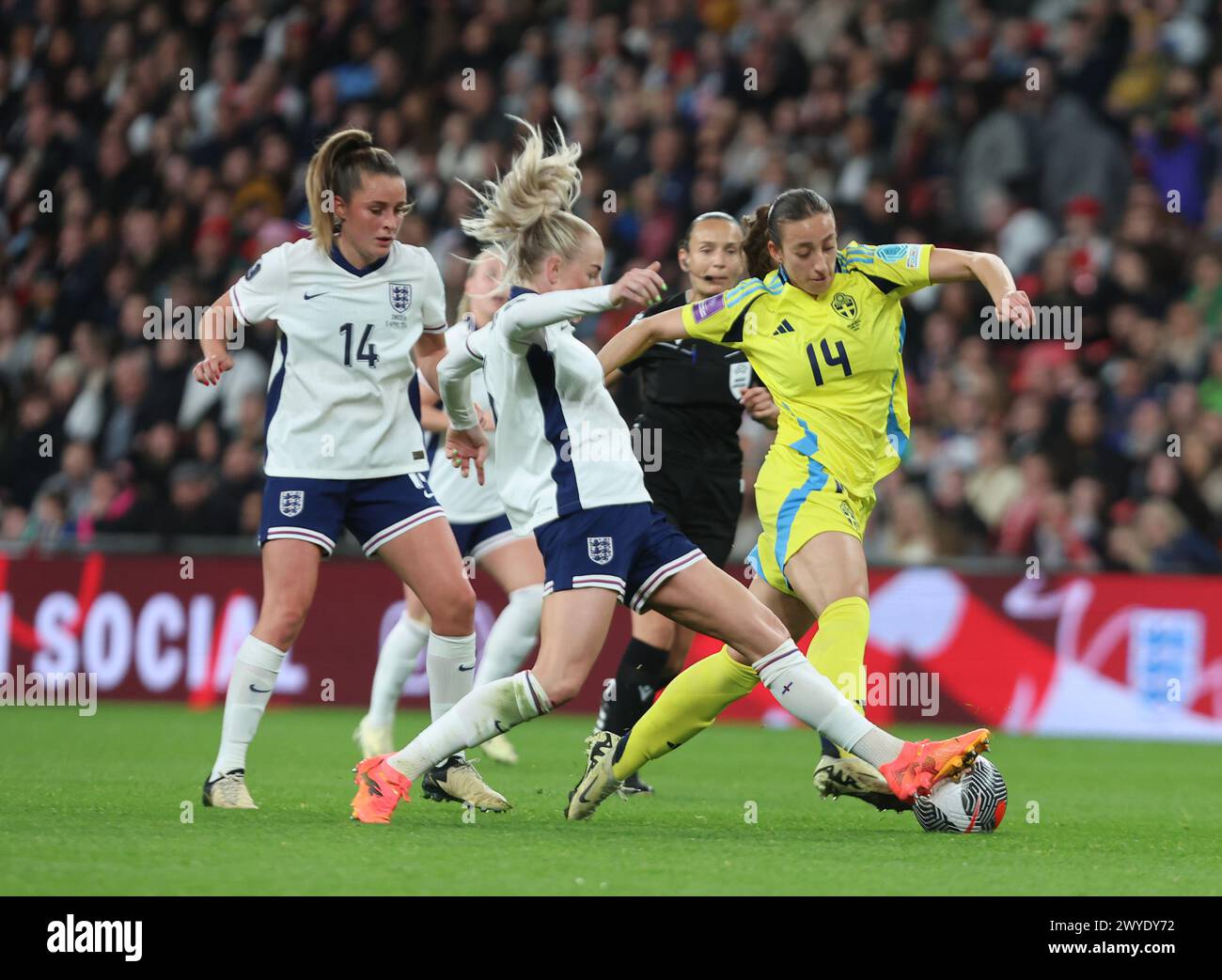 Londra, Regno Unito. 5 aprile 2024. L-R Elle Toone (Manchester United) d'Inghilterra donne Rosa Kafaji di Svezia donne durante la partita di qualificazione al Campionato europeo femminile tra Inghilterra donne contro Svezia allo stadio Wembley, Londra, il 5 aprile 2024 Credit: Action foto Sport/Alamy Live News Foto Stock