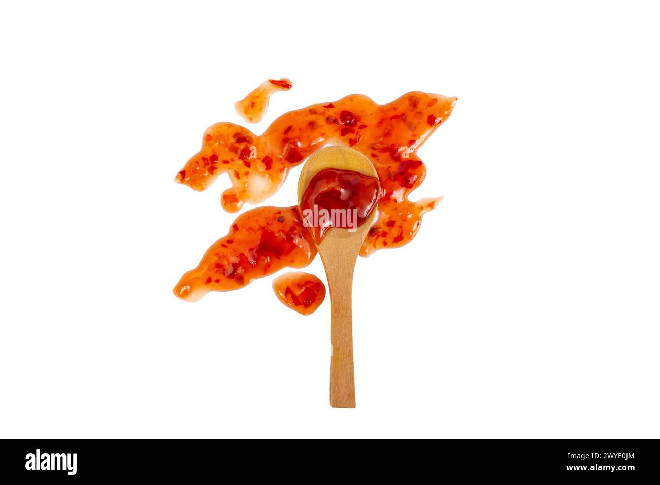 La consistenza della salsa al peperoncino è macchiata e un cucchiaio di tè di legno isolato su bianco Foto Stock