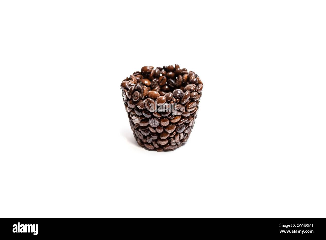 Tazza di caffè a base di chicchi di caffè tostati incollati. primo piano astratto Foto Stock