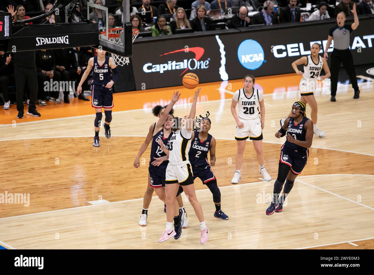 Cleveland, Ohio, Stati Uniti. 5 aprile 2024. La guardia degli Iowa Hawkeyes Sydney Affolter #3 spara la palla nella semifinale di gara 2 del torneo femminile NCAA Final Four a Cleveland, Ohio. (Kindell Buchanan/Alamy Live News) Foto Stock