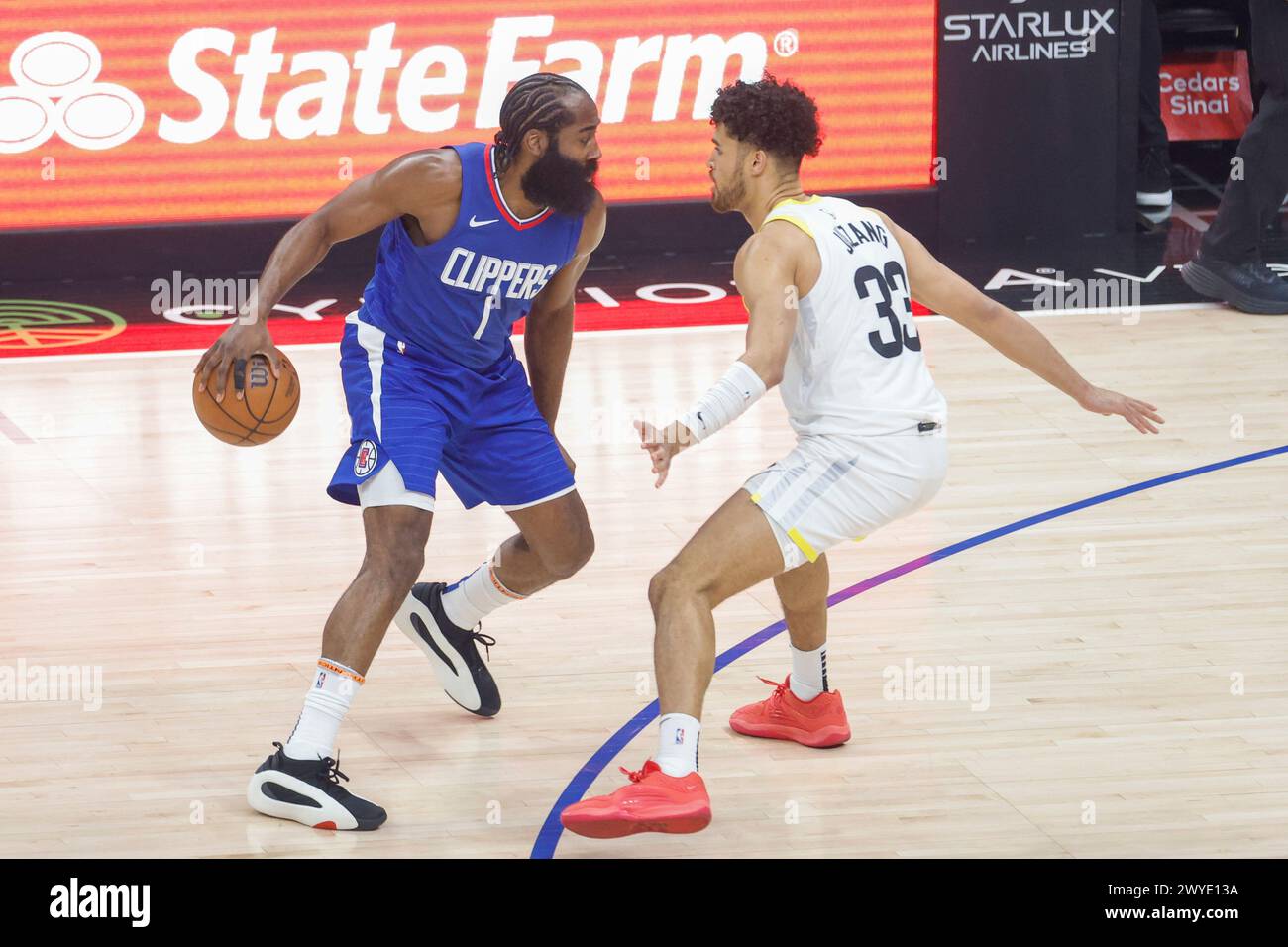 Los Angeles, California, Stati Uniti. 5 aprile 2024. James Harden #1 dei Los Angeles Clippers è difeso da Johnny Juzang #33 degli Utah Jazz durante una partita di basket NBA al Crypto.com Arena di venerdì 5 aprile 2024 a Los Angeles. (Credit Image: © Ringo Chiu/ZUMA Press Wire) SOLO PER USO EDITORIALE! Non per USO commerciale! Crediti: ZUMA Press, Inc./Alamy Live News Foto Stock