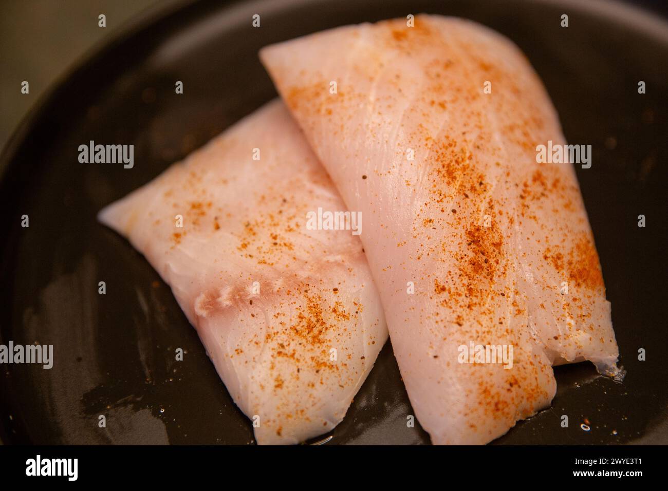 Filetti Red Snapper in porzioni con condimento Cajun Foto Stock