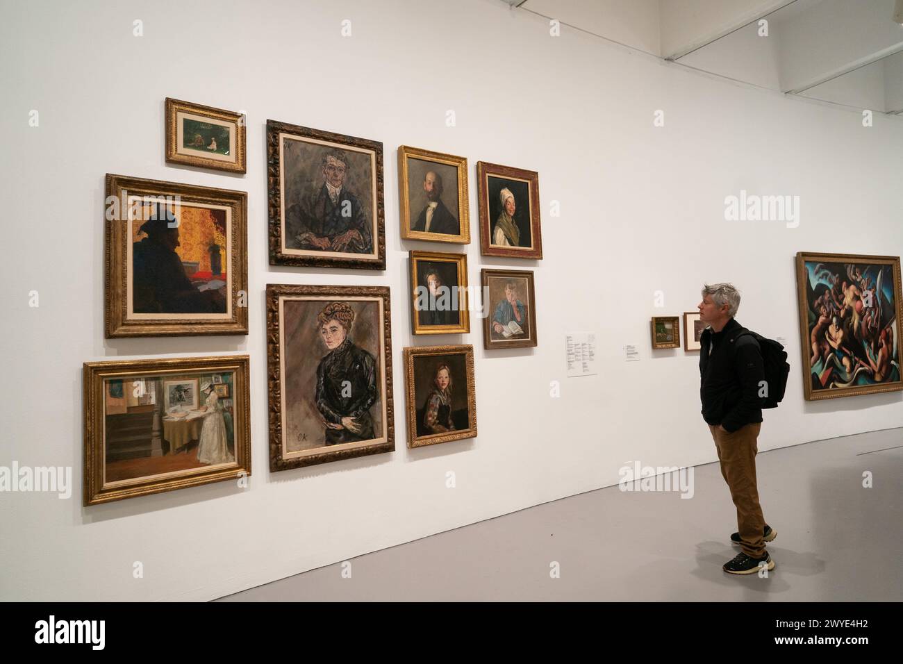 (240406) -- WASHINGTON, D.C., 6 aprile 2024 (Xinhua) -- Un visitatore osserva le opere d'arte alla mostra "Revolutions: Art from the Hirshhorn Collection, 1860-1960" allo Smithsonian's Hirshhorn Museum di Washington, DC, Stati Uniti, 5 aprile 2024. La mostra presenta 208 opere d'arte nella collezione permanente del museo di 117 artisti. (Xinhua/Liu Jie) credito: Liu Jie/Xinhua/Alamy Live News Foto Stock
