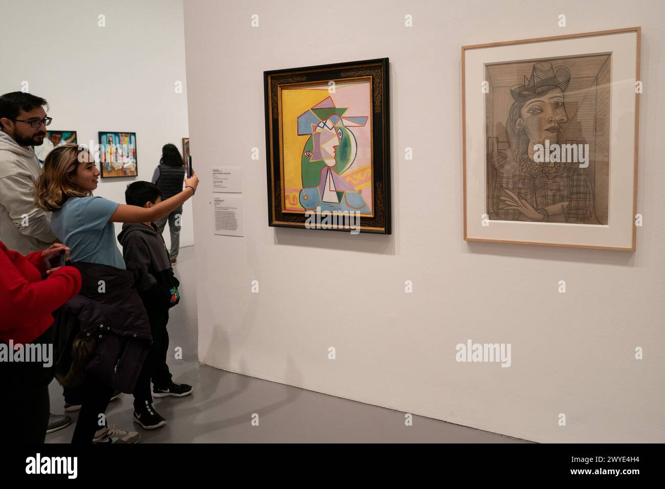 (240406) -- WASHINGTON, D.C., 6 aprile 2024 (Xinhua) -- le persone vedono opere d'arte alla mostra "Revolutions: Art from the Hirshhorn Collection, 1860-1960" presso lo Smithsonian's Hirshhorn Museum di Washington, DC, Stati Uniti, 5 aprile 2024. La mostra presenta 208 opere d'arte nella collezione permanente del museo di 117 artisti. (Xinhua/Liu Jie) credito: Liu Jie/Xinhua/Alamy Live News Foto Stock