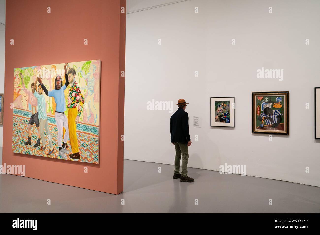 (240406) -- WASHINGTON, D.C., 6 aprile 2024 (Xinhua) -- Un visitatore osserva le opere d'arte alla mostra "Revolutions: Art from the Hirshhorn Collection, 1860-1960" allo Smithsonian's Hirshhorn Museum di Washington, DC, Stati Uniti, 5 aprile 2024. La mostra presenta 208 opere d'arte nella collezione permanente del museo di 117 artisti. (Xinhua/Liu Jie) credito: Liu Jie/Xinhua/Alamy Live News Foto Stock