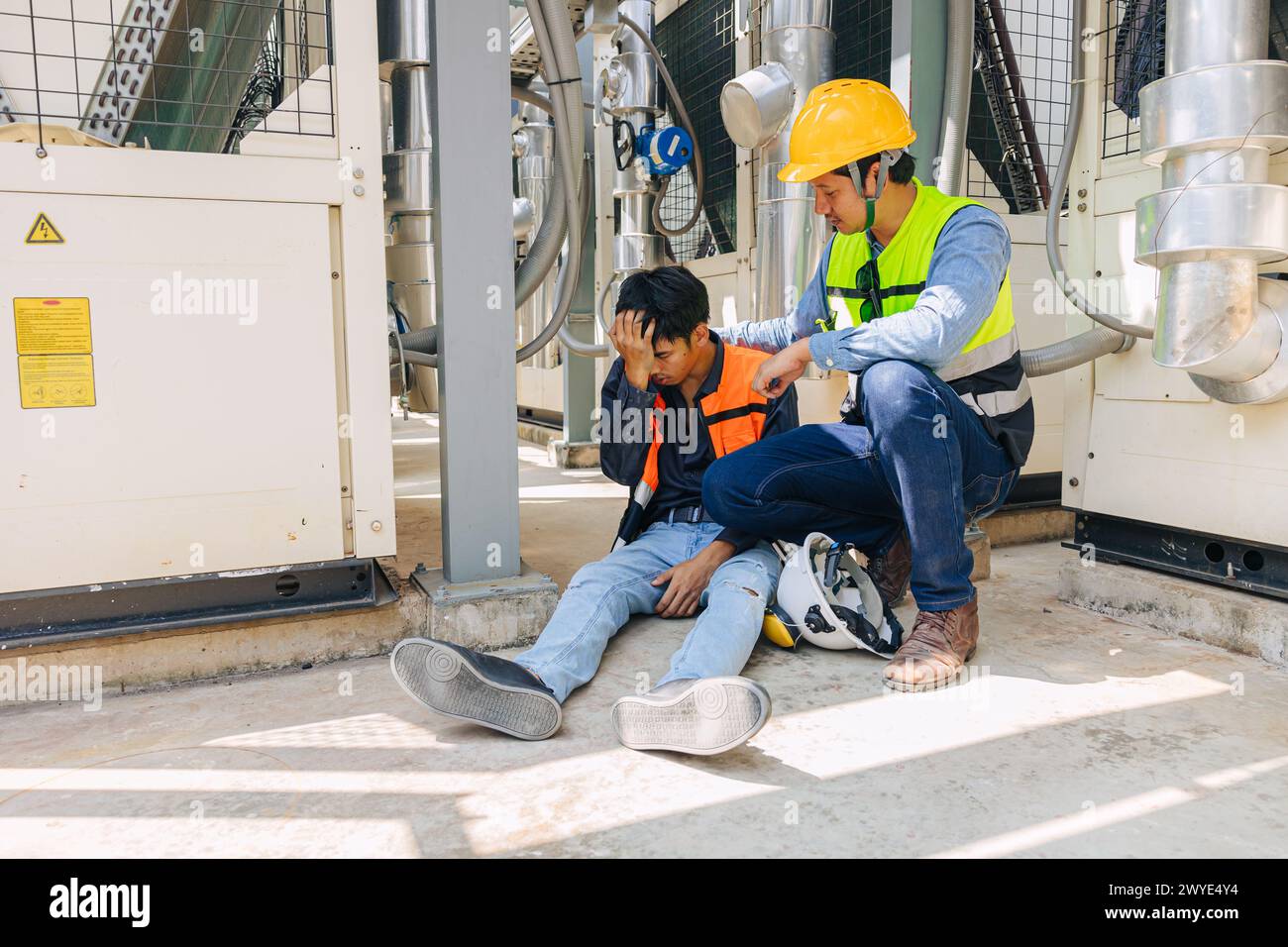 Incidente tecnico sul luogo di lavoro. mal di testa del lavoratore lesione sbiadita da colpo di calore caldo. lavoratore ubriaco. Foto Stock