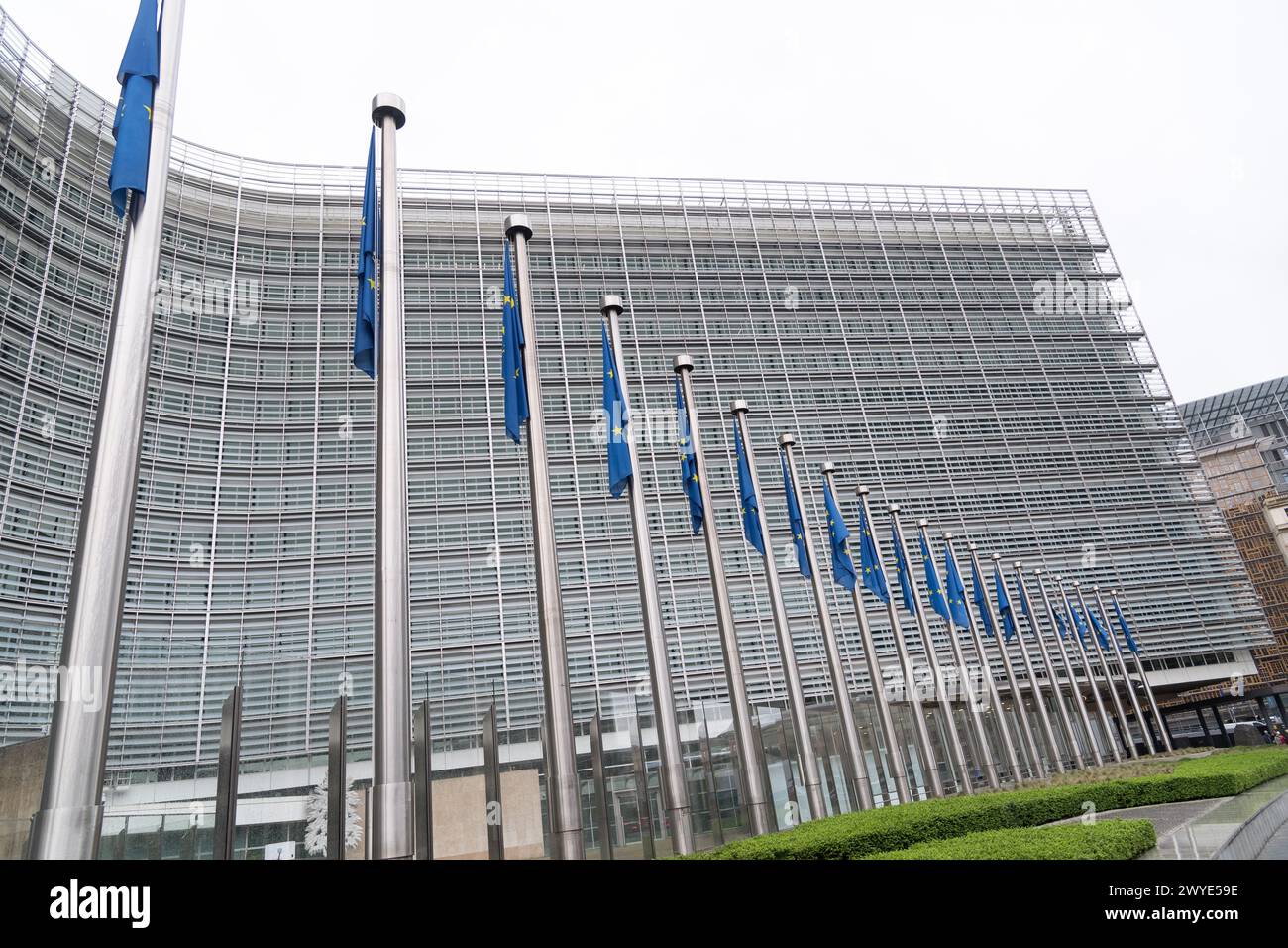 Edificio Berlaymont, sede della Commissione europea, su Rue de la Loi / Wetstraat dal Rond-point Schuman / Schumanplein (rotatoria Schuman) ho Foto Stock