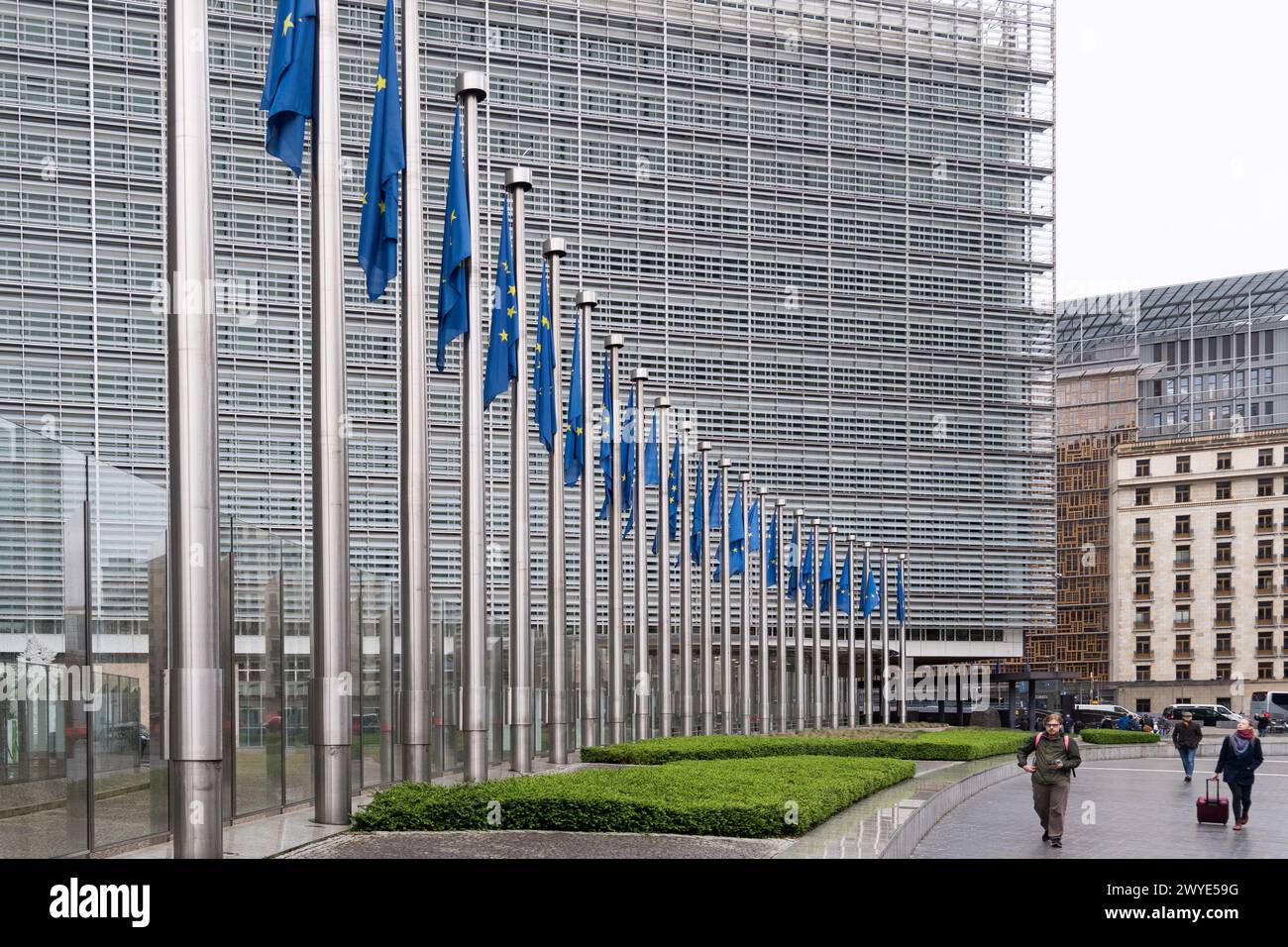Edificio Berlaymont, sede della Commissione europea, su Rue de la Loi / Wetstraat dal Rond-point Schuman / Schumanplein (rotatoria Schuman) ho Foto Stock