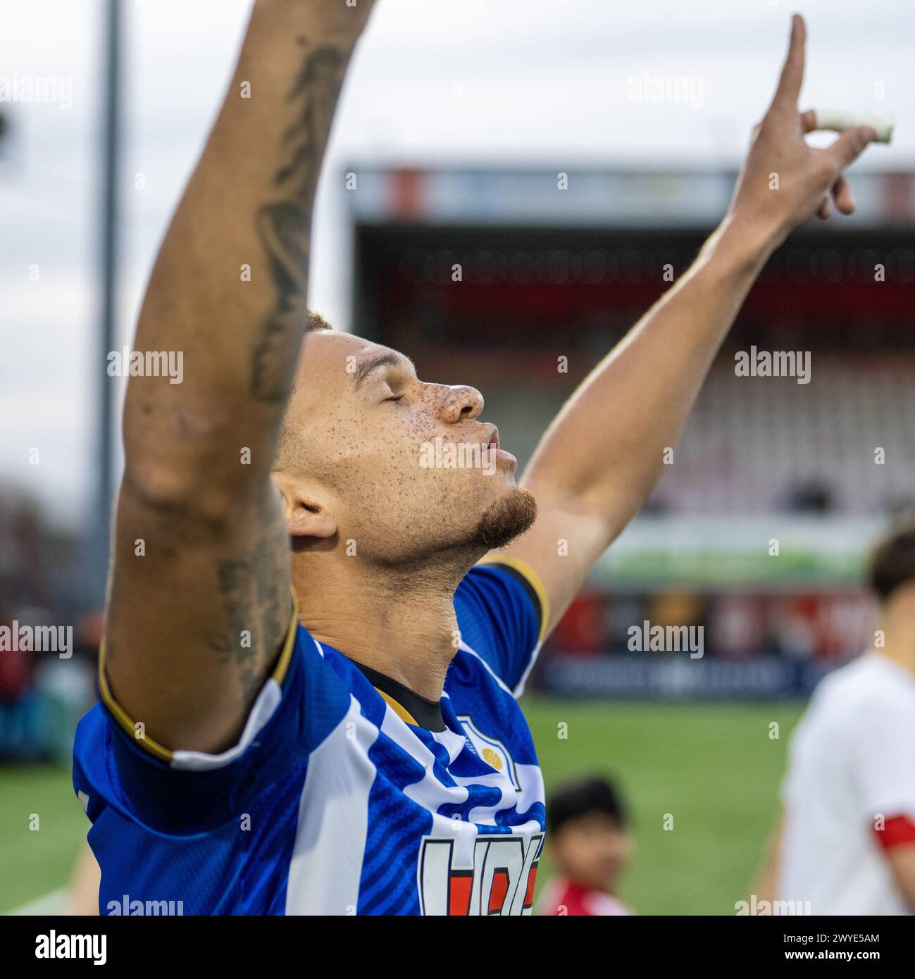 OSS, Paesi Bassi. 19 gennaio 2024. OSS, 05-04-2024, Frans Heesen Stadium, Dutch Keukenkampioendivisie, stagione calcistica 2023/2024. Top Oss - FC Eindhoven. Il giocatore dell'FC Eindhoven Justin Ogenia entra in campo prima della partita Top Oss - FC Eindhoven Credit: Pro Shots/Alamy Live News Foto Stock