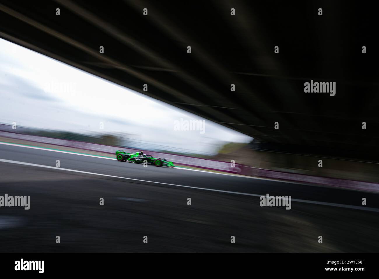 Suzuka, Giappone. 6 aprile 2024. Zhou Guanyu di Kick Sauber, cinese, guida la sua vettura durante la sessione di prove del Gran Premio di Formula 1 giapponese a Suzuka, Giappone, il 6 aprile 2024. Crediti: Zhang Xiaoyu/Xinhua/Alamy Live News Foto Stock