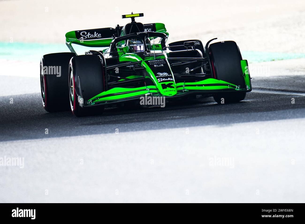 Suzuka, Giappone. 6 aprile 2024. Zhou Guanyu di Kick Sauber, cinese, guida la sua vettura durante la sessione di prove del Gran Premio di Formula 1 giapponese a Suzuka, Giappone, il 6 aprile 2024. Crediti: Zhang Xiaoyu/Xinhua/Alamy Live News Foto Stock