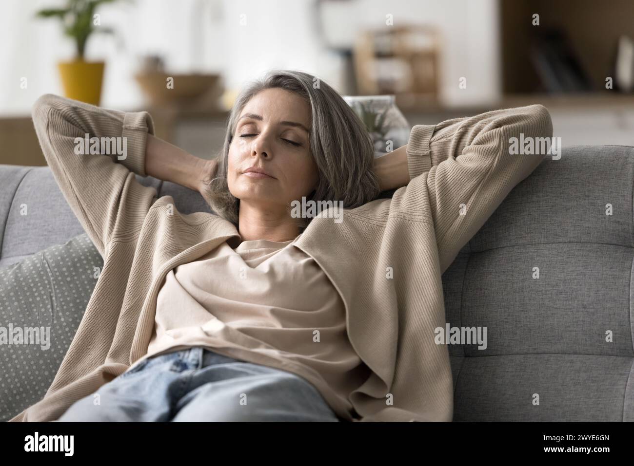 Una donna calma, piuttosto matura, che dorme sul divano Foto Stock