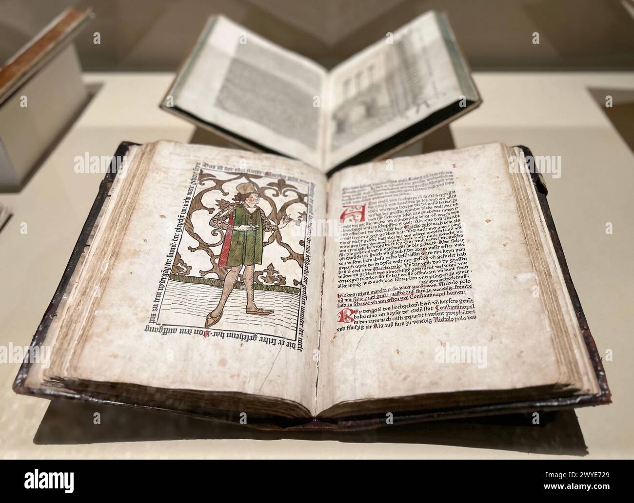 Venedig, Italia. 5 aprile 2024. Un libro in lingua tedesca del XV secolo è esposto nella mostra Marco Polo. Venezia celebra il suo più famoso cittadino Marco Polo (probabilmente 1254-1324) con una grande mostra in occasione del 700° anniversario della sua morte. Lo spettacolo, aperto il sabato e caratterizzato da reperti di scavi, mappe e libri, può essere visto nel Palazzo Ducale fino a settembre 29. Crediti: Christoph Sator/dpa/Alamy Live News Foto Stock