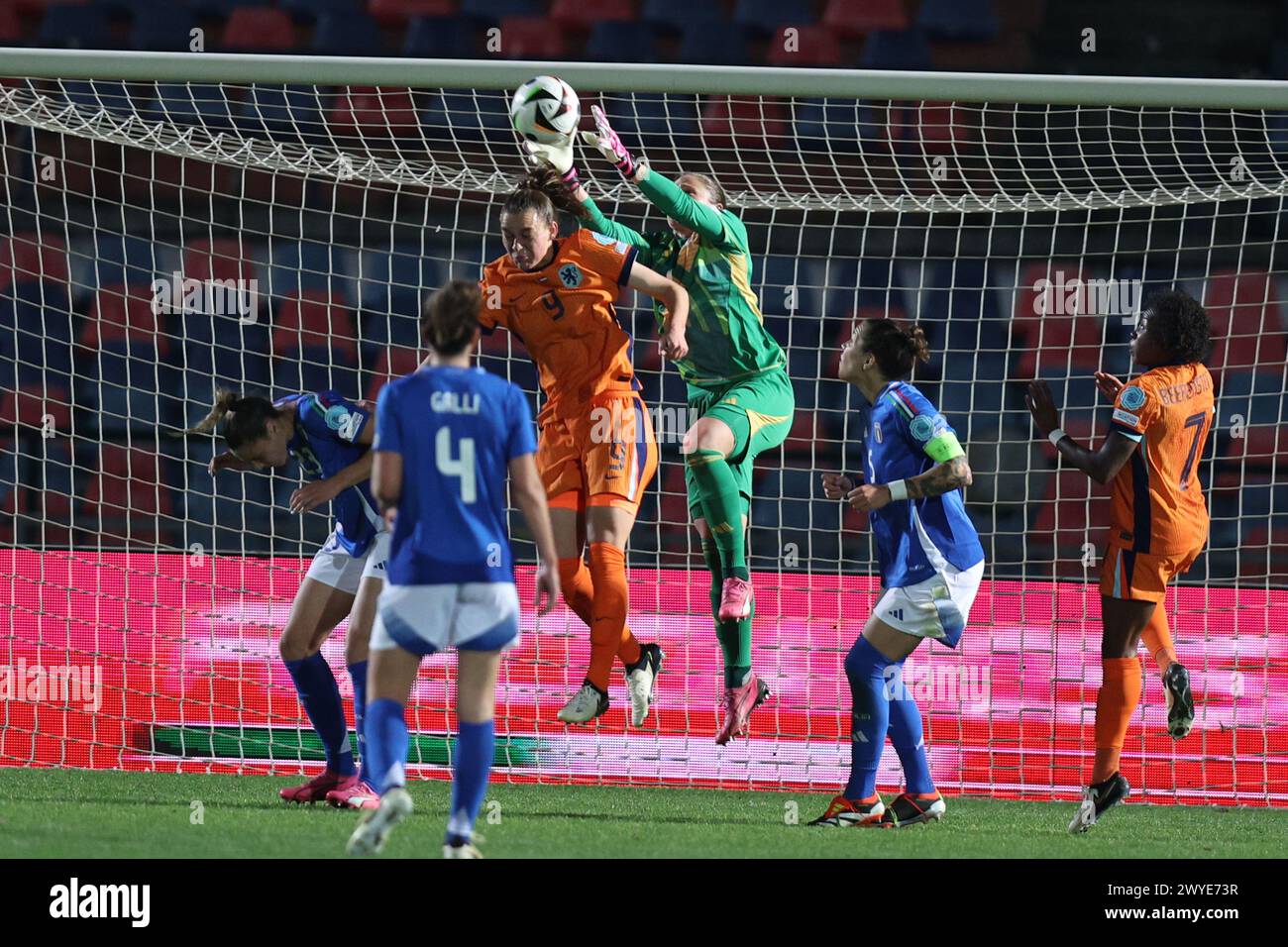 Laura Giuliani (Italy Women)Romee Leuchter (Netherlands Women) durante la partita delle qualificazioni europee femminili UEFA 2025 tra Italia donne 2-0 Paesi Bassi al San Vito Stadium il 5 aprile 2024 a Cosenza, Italia. Crediti: Maurizio Borsari/AFLO/Alamy Live News Foto Stock