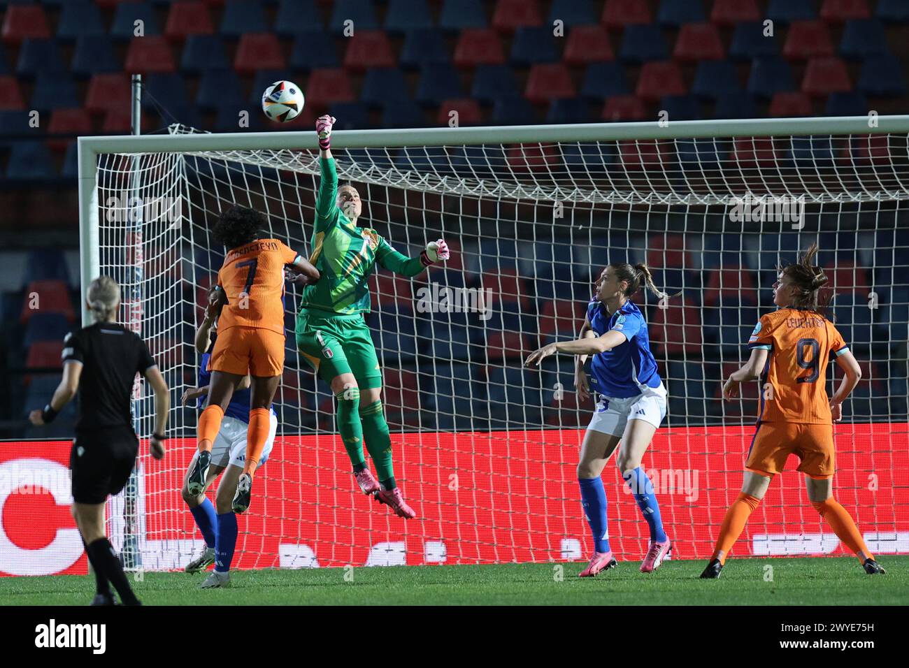 Laura Giuliani (Italia donne)Lineth Beerensteyn (Paesi Bassi donne)Cecilia Salvai (Italia donne) Romee Leuchter (Paesi Bassi donne) durante la partita delle qualificazioni europee femminili UEFA 2025 tra Italia donne 2-0 Paesi Bassi donne allo Stadio San Vito il 5 aprile 2024 a Cosenza, Italia. Crediti: Maurizio Borsari/AFLO/Alamy Live News Foto Stock