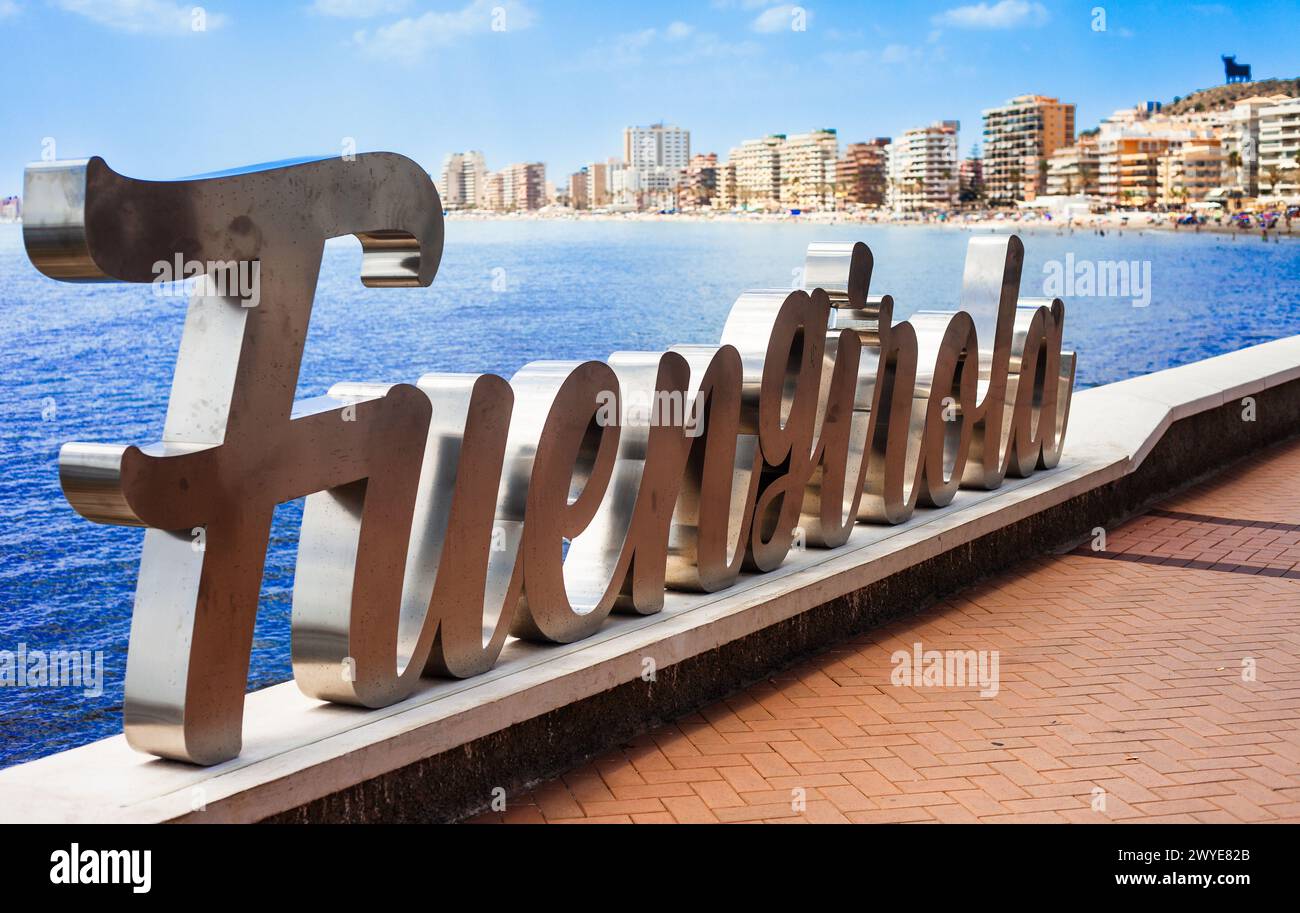 Cartello con indicazione per Fuengirola di fronte al mare sulla passeggiata Foto Stock