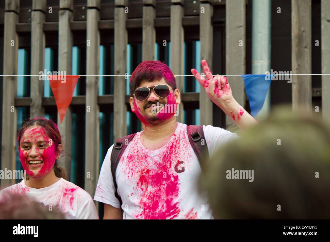 Berlino, Germania, 30 marzo 2024. Centinaia di persone celebrano l'Holi Festival, una sacra festa indù. Foto Stock