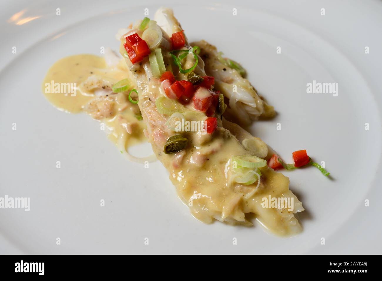 Skate Wing o Ray Wing preparate con salsa di maionese al tonno e peperone rosso Foto Stock