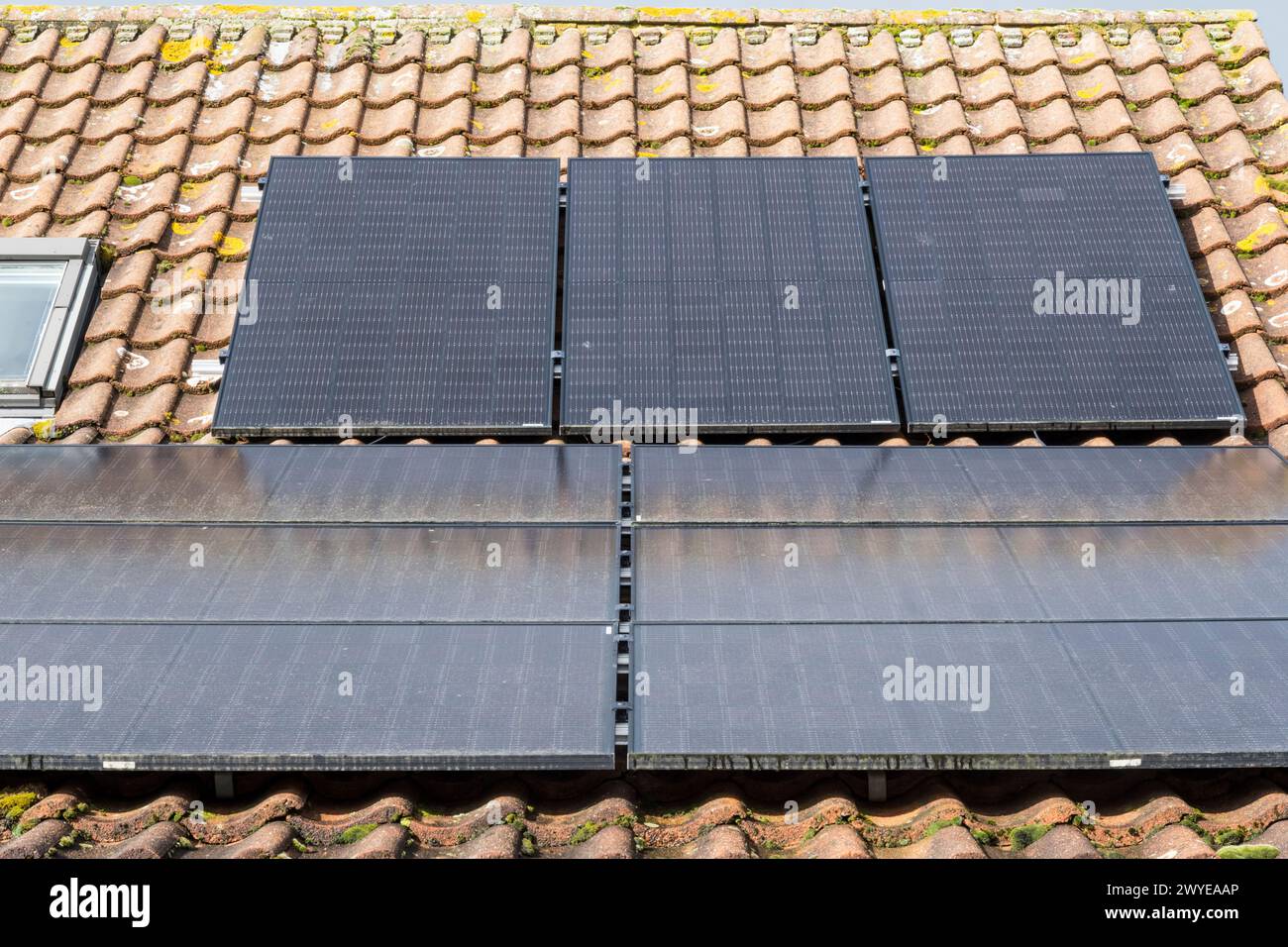 Celle fotovoltaiche a pannello solare sul tetto rivestito di un cottage di Norfolk. NB: I locali nella fotografia sono proprietà rilasciate. Foto Stock