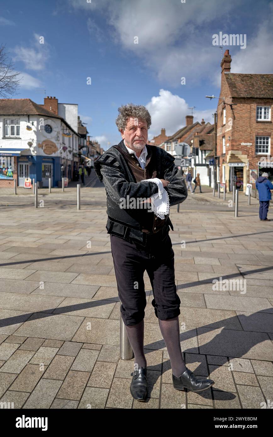 Attore all'aperto in costume Tudor che ricorda l'epoca shakespeariana a Stratford Upon Avon, Inghilterra, Regno Unito, intrattenitore di strada Foto Stock