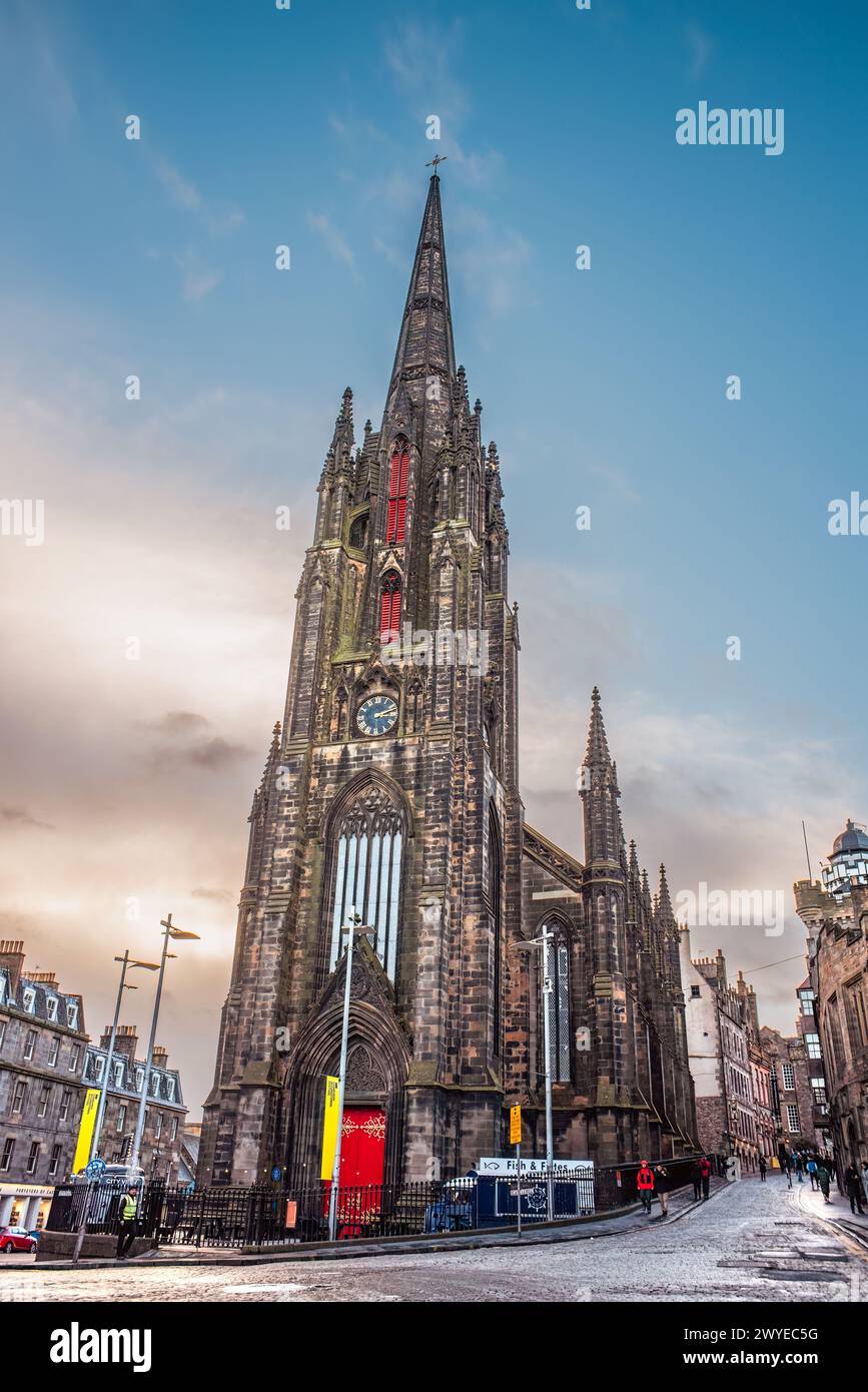 Edimburgo, Scozia - 22 gennaio 2024: The Hub, precedentemente noto come Tolbooth Kirk, contro un cielo blu Foto Stock