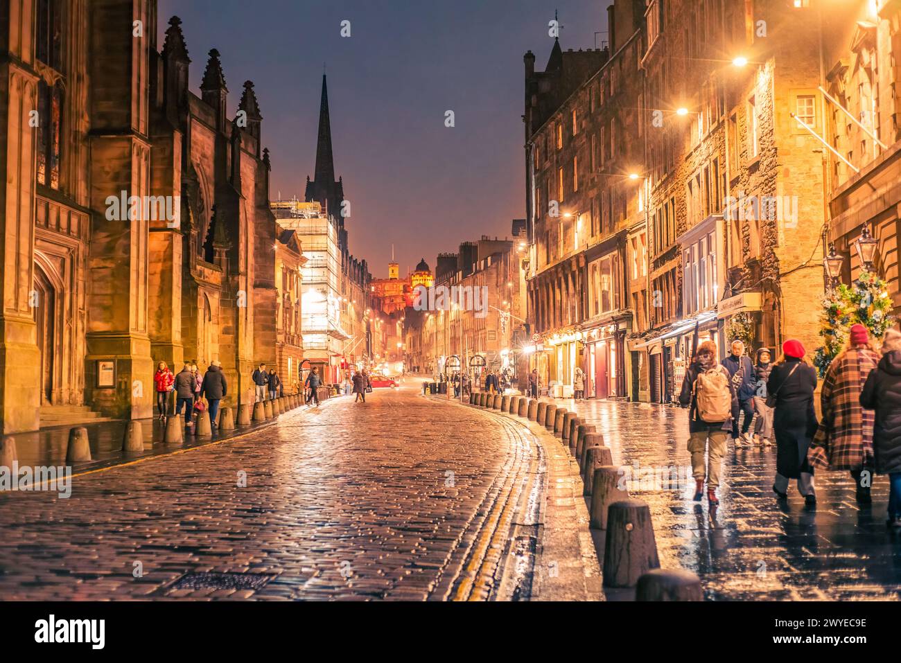 Edimburgo, Scozia - 22 gennaio 2024: Una vista notturna di High Street, un tratto conosciuto anche come Royal Mile, nella città vecchia Foto Stock