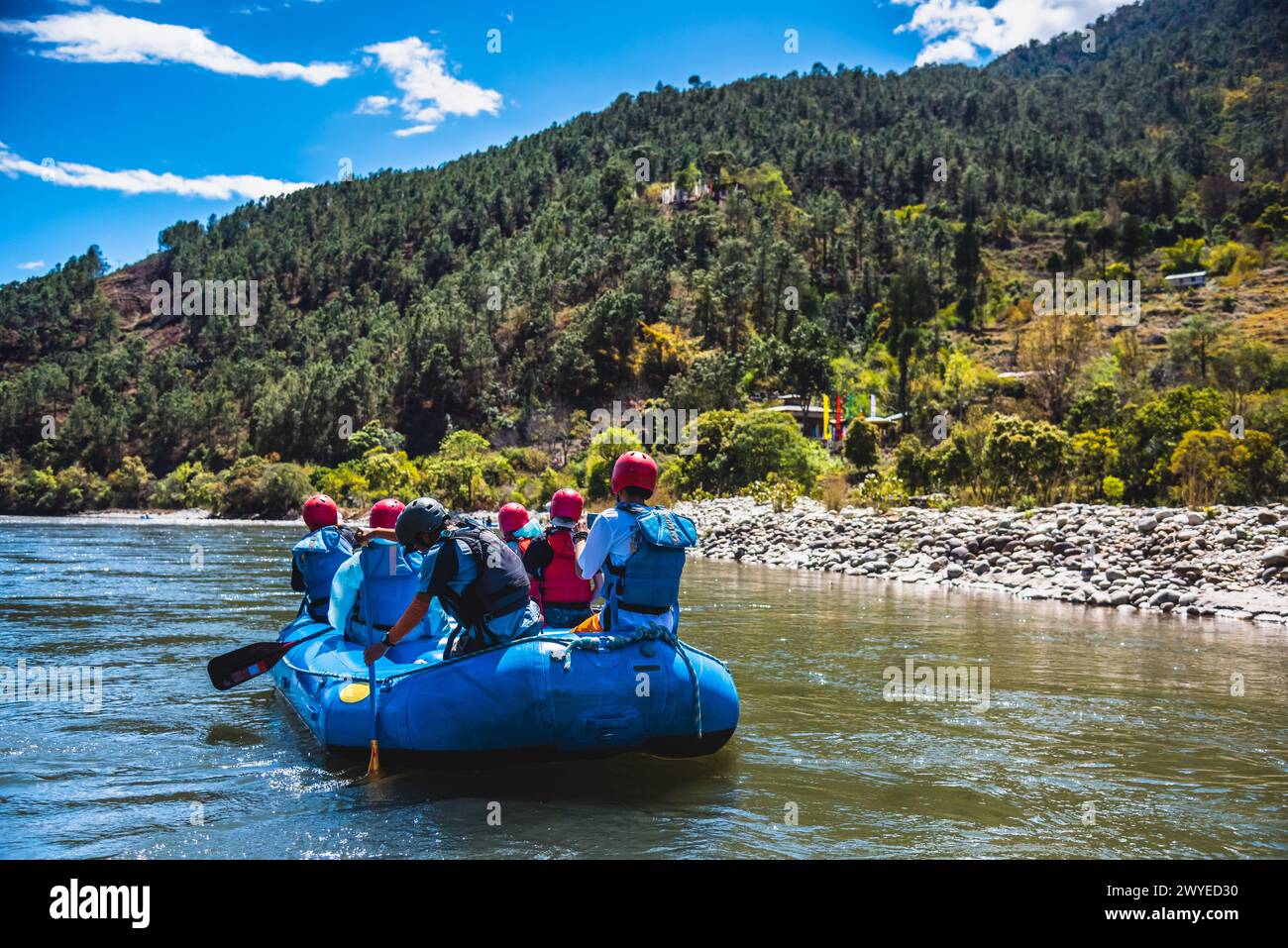 Punakha, Bhutan - i turisti fanno un giro sulla struttura di rafting, offrendo un'esperienza interessante agli appassionati di viaggi Foto Stock