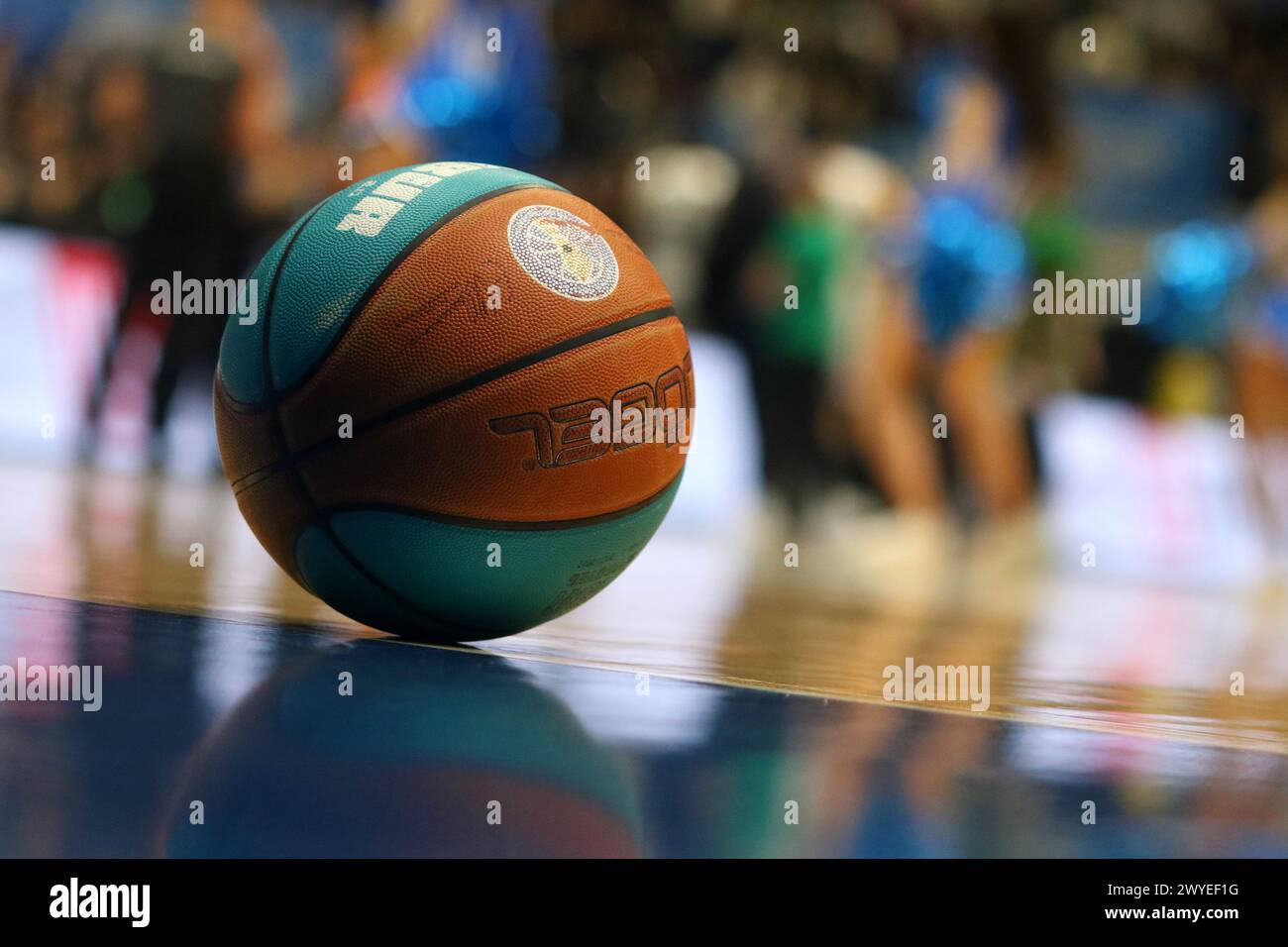 San Pietroburgo, Russia. 5 aprile 2024. Pallone sulla partita di basket della VTB United League, regular season, tra Zenit Saint Petersburg e UNICS Kazan alla "Kck Arena". Punteggio finale; Zenit 91:87 UNICS Kazan. (Foto di Maksim Konstantinov/SOPA Images/Sipa USA) credito: SIPA USA/Alamy Live News Foto Stock