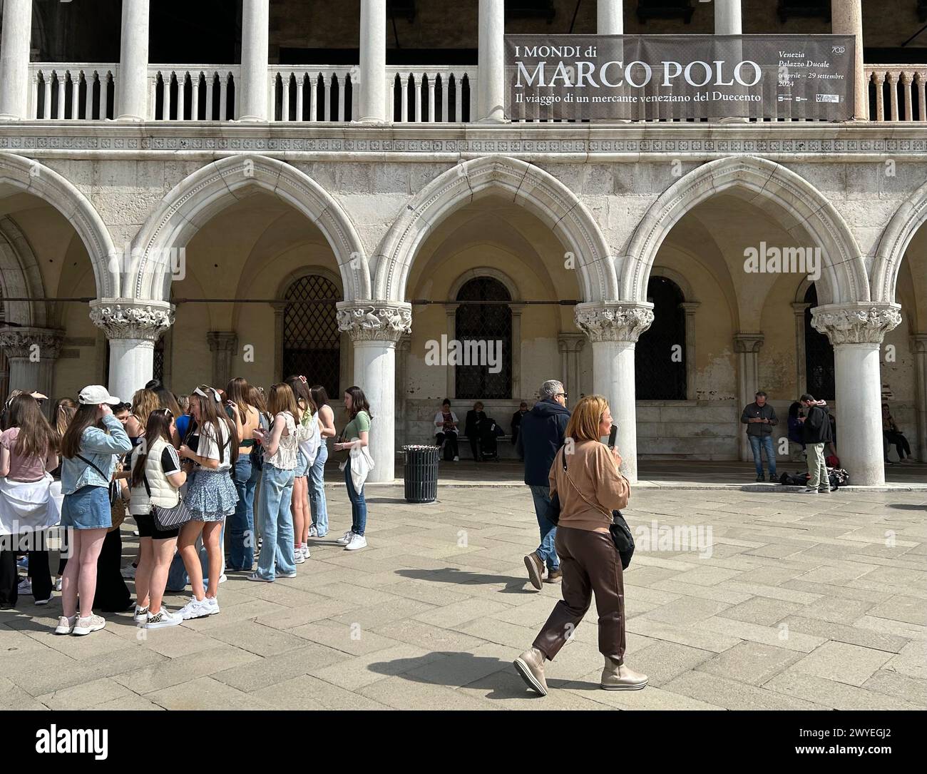 Venedig, Italia. 5 aprile 2024. I turisti si trovano di fronte al Palazzo Ducale, dove il sabato apre una mostra sul viaggiatore asiatico Marco Polo (presumibilmente 1254-1324). Venezia celebra il 700° anniversario della morte del suo cittadino più famoso con questa grande mostra. Crediti: Christoph Sator/dpa/Alamy Live News Foto Stock