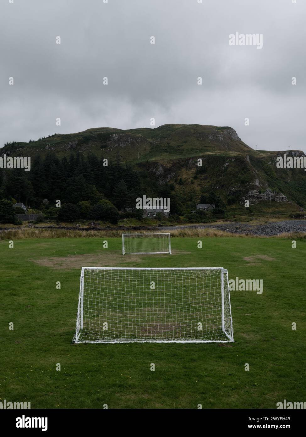 Un campo da calcio rurale vuoto nel remoto paesaggio di Easdale Argylle Scozia, Regno Unito Foto Stock