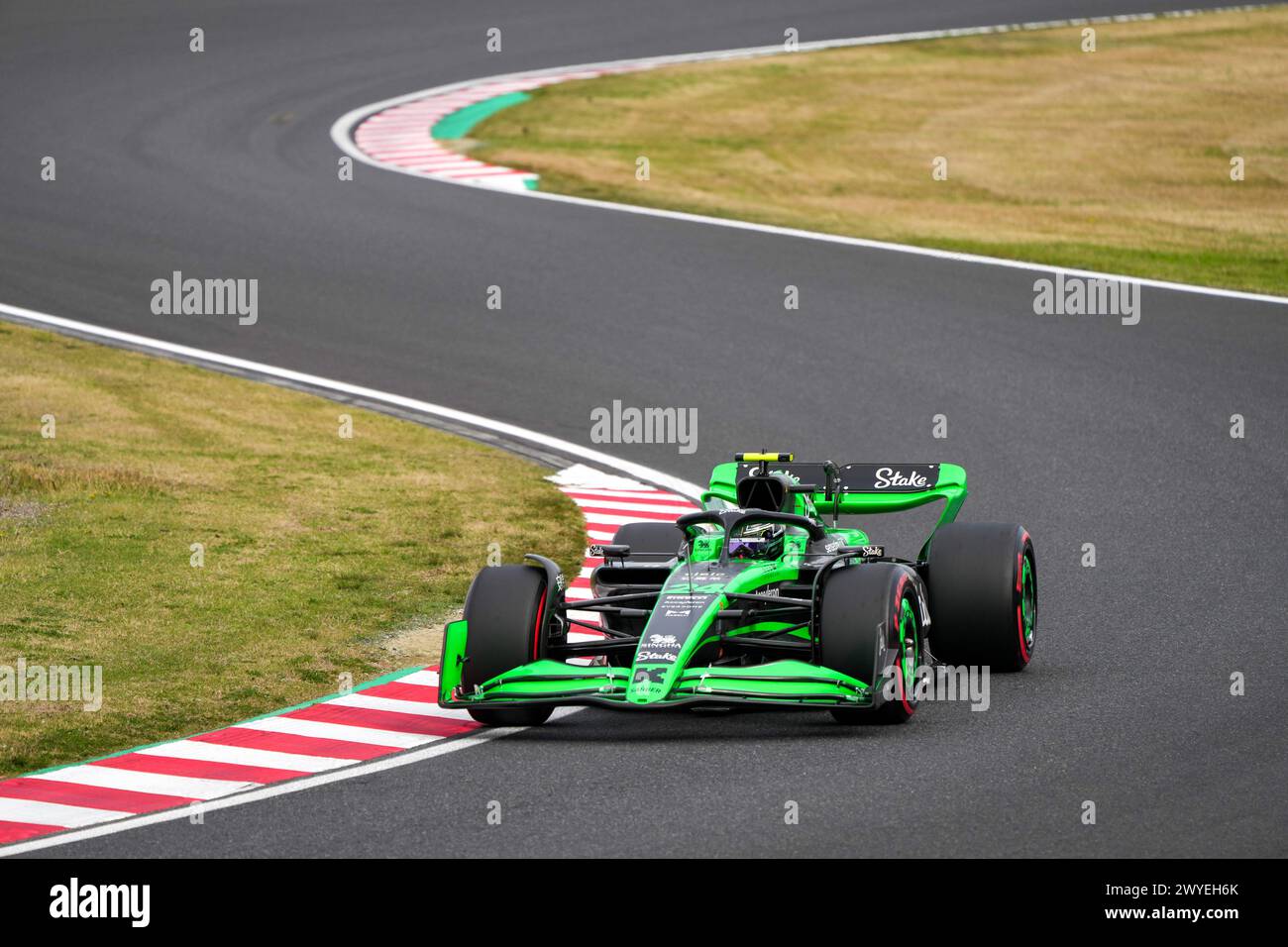 Suzuka, Giappone. 6 aprile 2024. Il pilota cinese Kick Sauber Zhou Guanyu gareggia durante la sessione di qualificazione del Gran Premio del Giappone di Formula 1 sul circuito di Suzuka, in Giappone, il 6 aprile 2024. Crediti: Zhang Xiaoyu/Xinhua/Alamy Live News Foto Stock