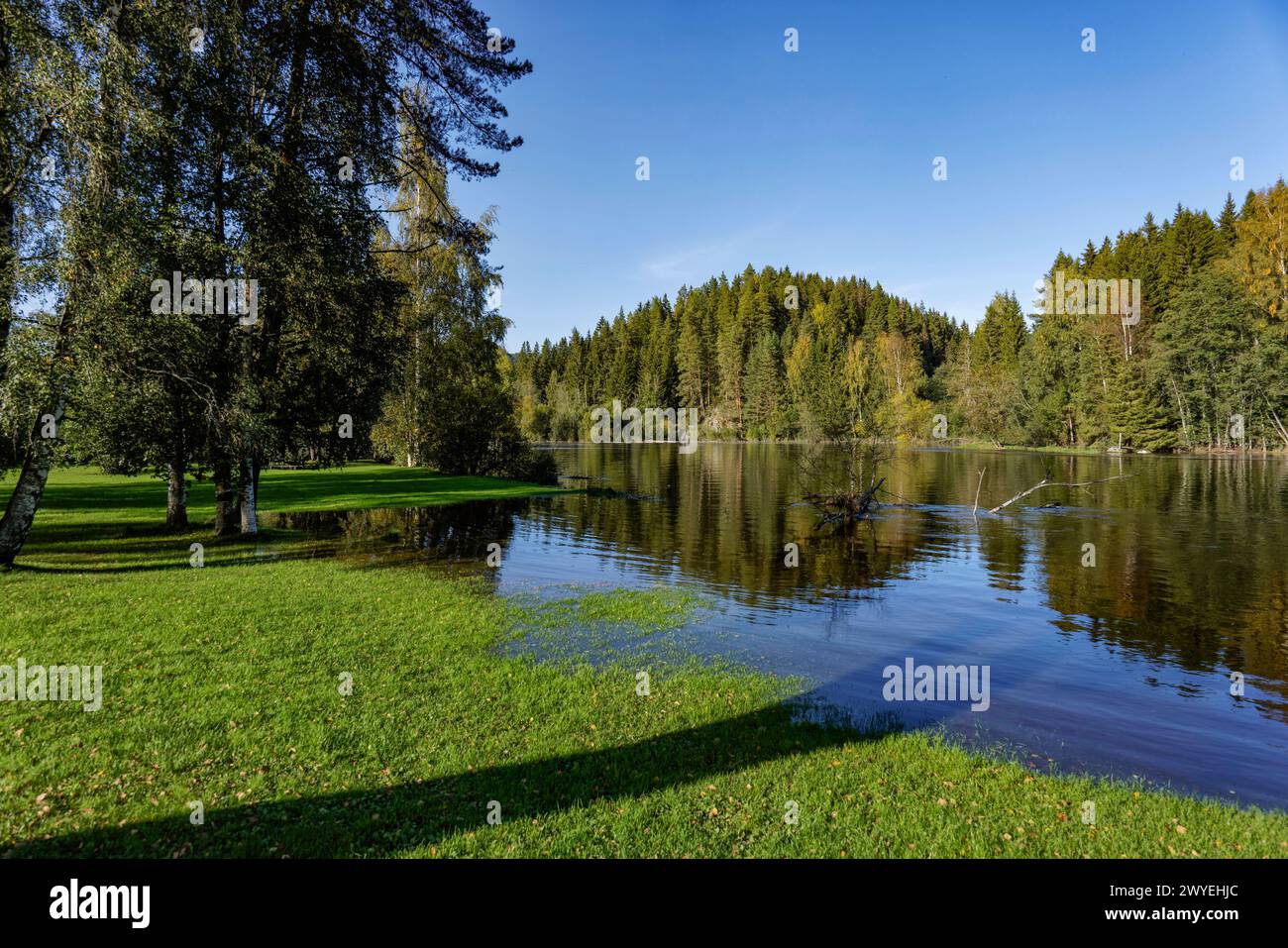 Fiume Simoa presso Blaafarvevaeket e miniera di cobalto, storia culturale e industriale e museo e galleria d'arte all'aperto, Åmot, Modum, Buskerud Foto Stock