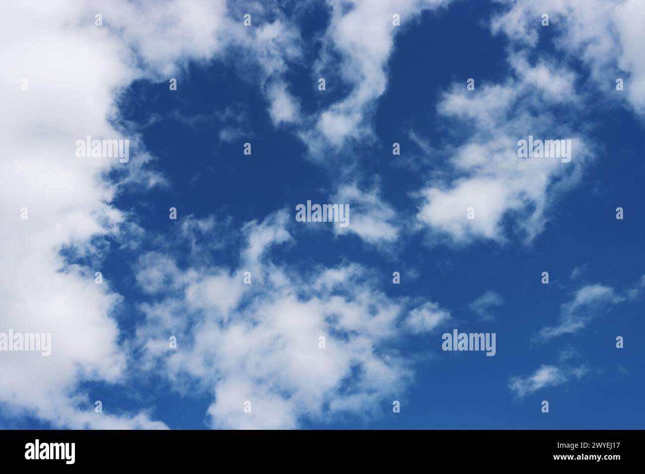 Cluster di nuvole sparsi nel cielo blu con spazio di copia per il testo. Foto Stock