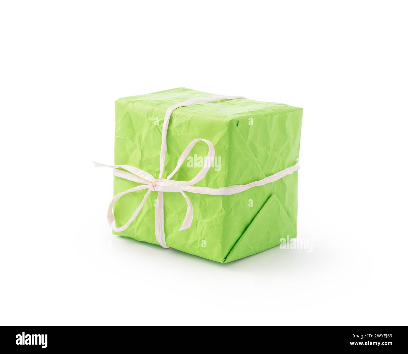 carta arricciata di colore verde brillante scatola presente con nastro di carta riciclata bianco isolato su sfondo bianco Foto Stock