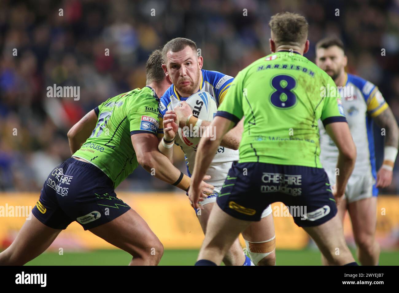 Leeds, Regno Unito. 5 aprile 2024. AMT Headingley Rugby Stadium, Leeds, West Yorkshire, 5 aprile 2024. Betfred Super League Leeds Rhinos contro Warrington Wolves Cameron Smith di Leeds Rhinos all'attacco contro Jordy Crowther e James Harrison di Warrington Wolves Credit: Touchlinepics/Alamy Live News Foto Stock