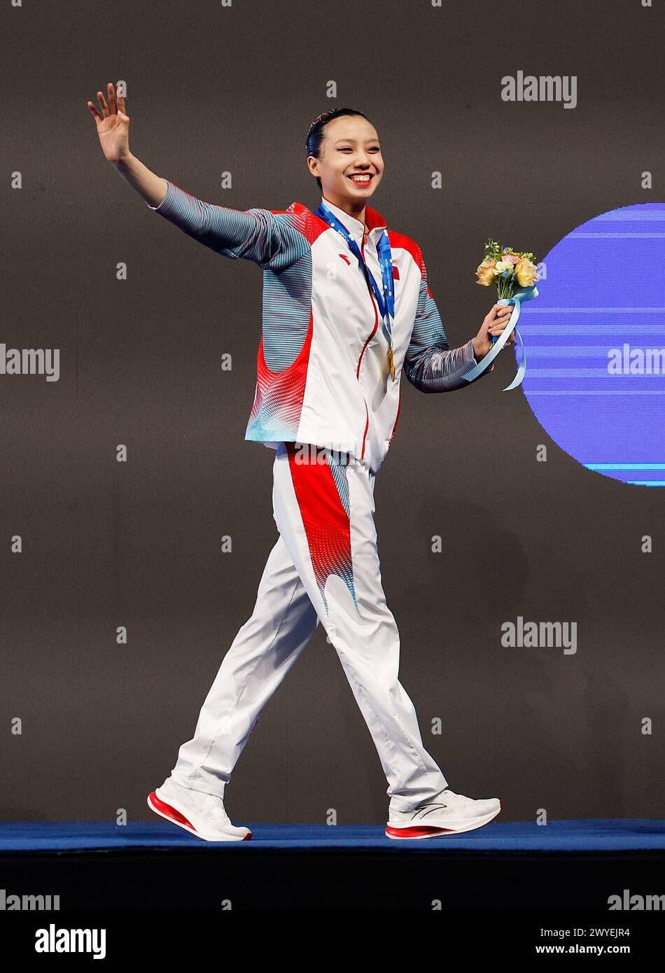 Pechino, Cina. 6 aprile 2024. Xu Huiyan della Cina accoglie gli spettatori dopo la cerimonia di premiazione per l'evento femminile gratuito alla World Aquatics Artistic Swimming World Cup 2024 a Pechino, Cina, 6 aprile 2024. Crediti: Wang Lili/Xinhua/Alamy Live News Foto Stock