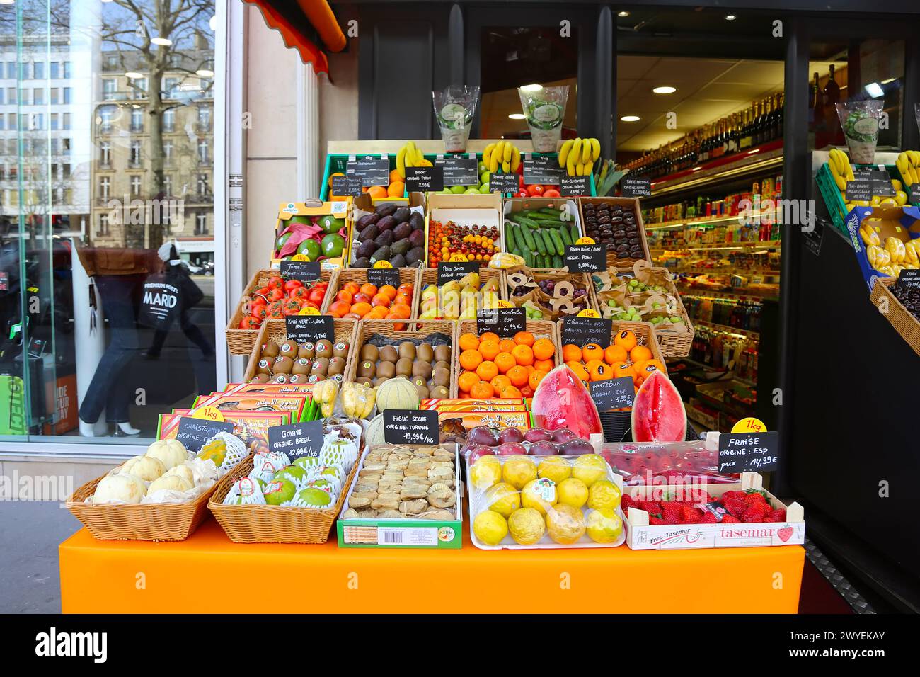 Parigi, Francia 21 marzo 2024: Frutta fresca assortita presso uno stand di frutta nel mercato di strada di Parigi in Francia Foto Stock