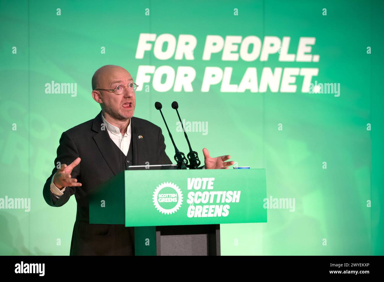 Edimburgo, Regno Unito, 6 aprile 2024: Il co-leader dei Verdi scozzesi Patrick Harvie affronta la conferenza del partito a Edimburgo. Fig.: DB Media Services / Alamy Live Foto Stock